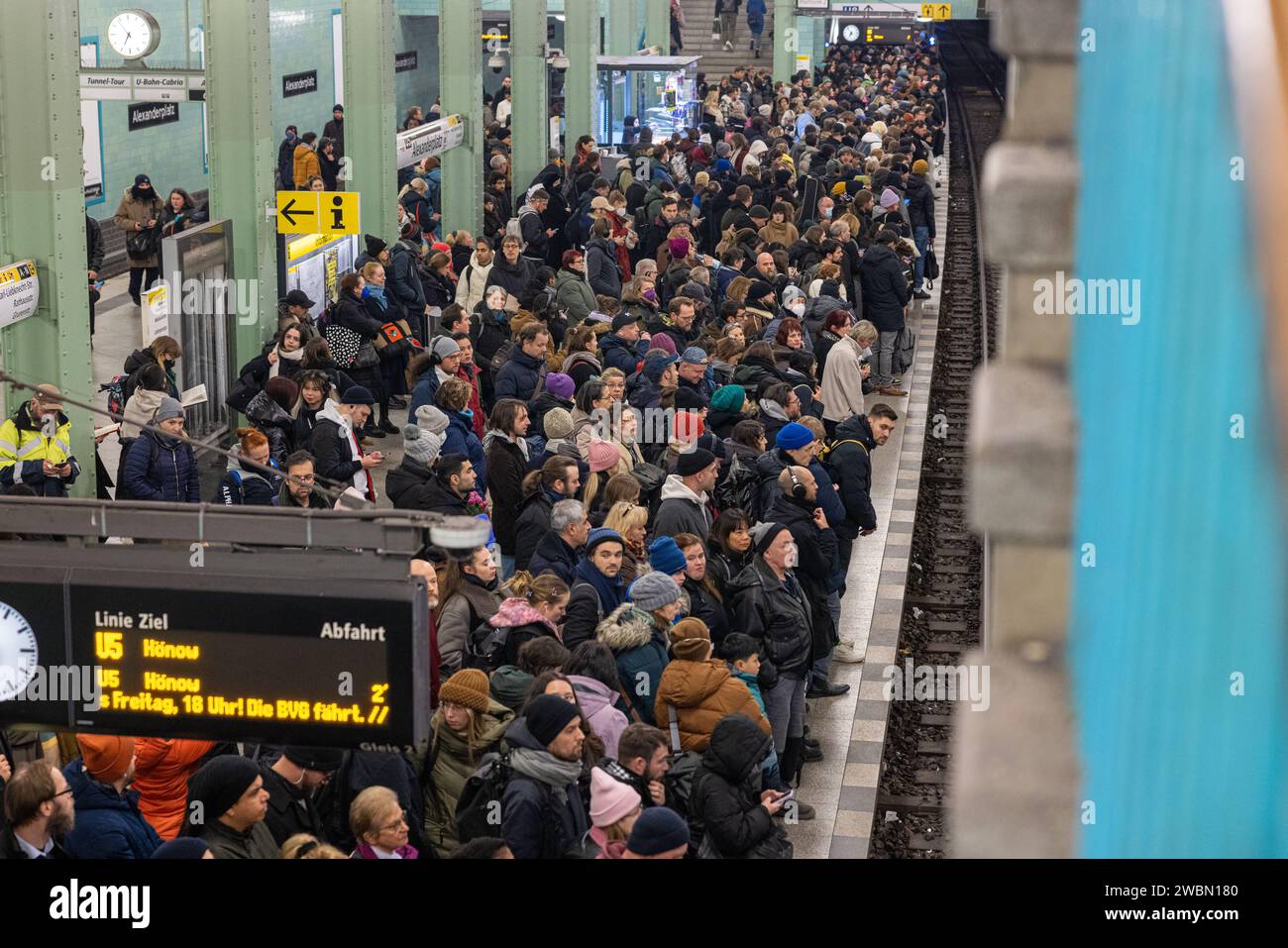 Überfüllte Bahnsteige Ubahn Alexandersplatz Berlin Deutschland, Berlin am 11.01.2024 Wegen