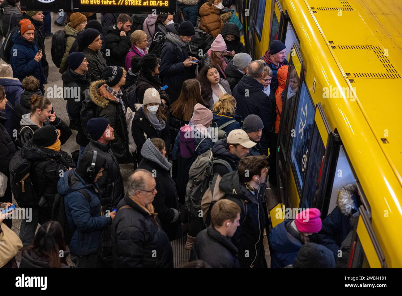 Überfüllte Bahnsteige Ubahn Alexandersplatz Berlin Deutschland, Berlin am 11.01.2024 Wegen