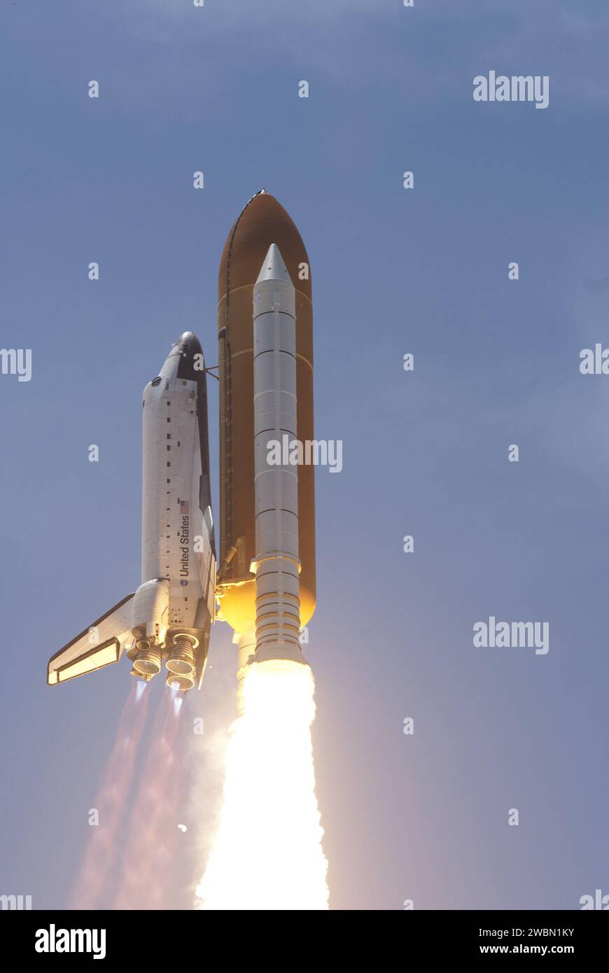 Space shuttle atlantis launched kennedy centers launch pad 39a 2 hi-res ...