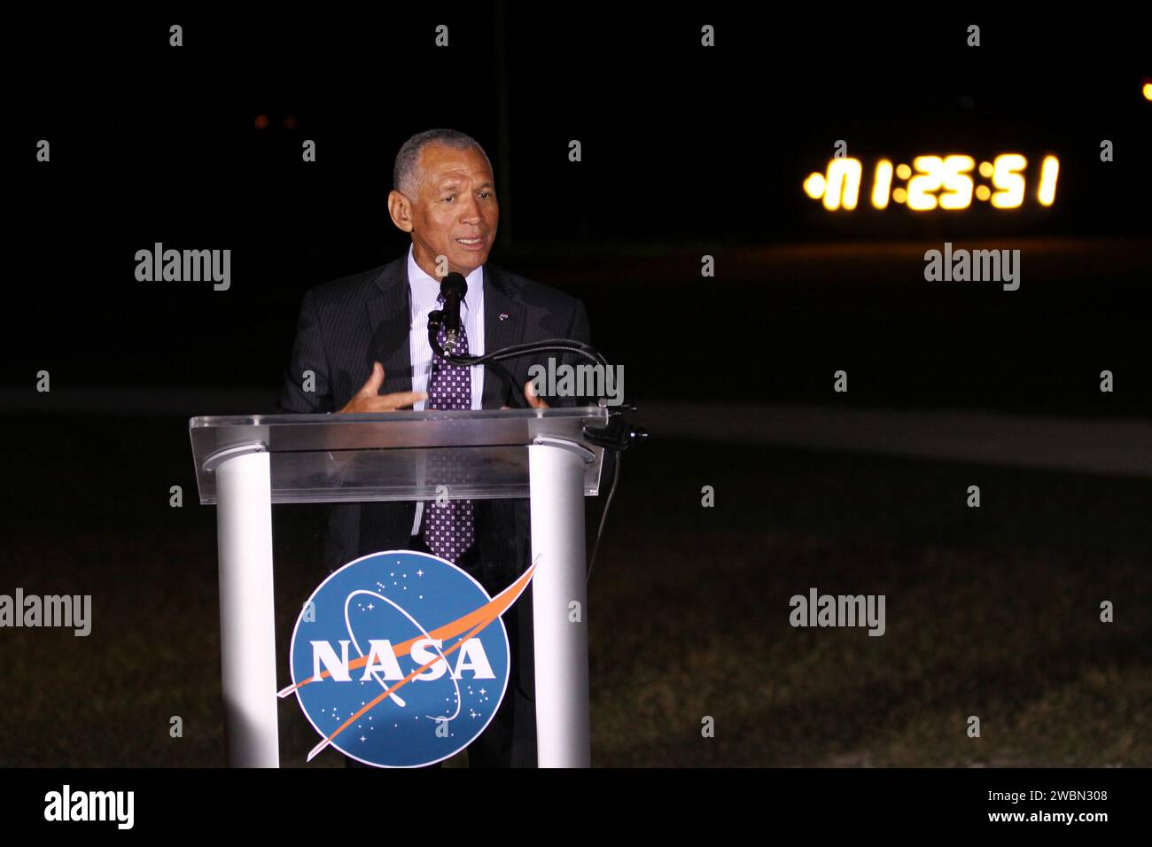 Media spacex falcon 9 launch hi-res stock photography and images - Alamy