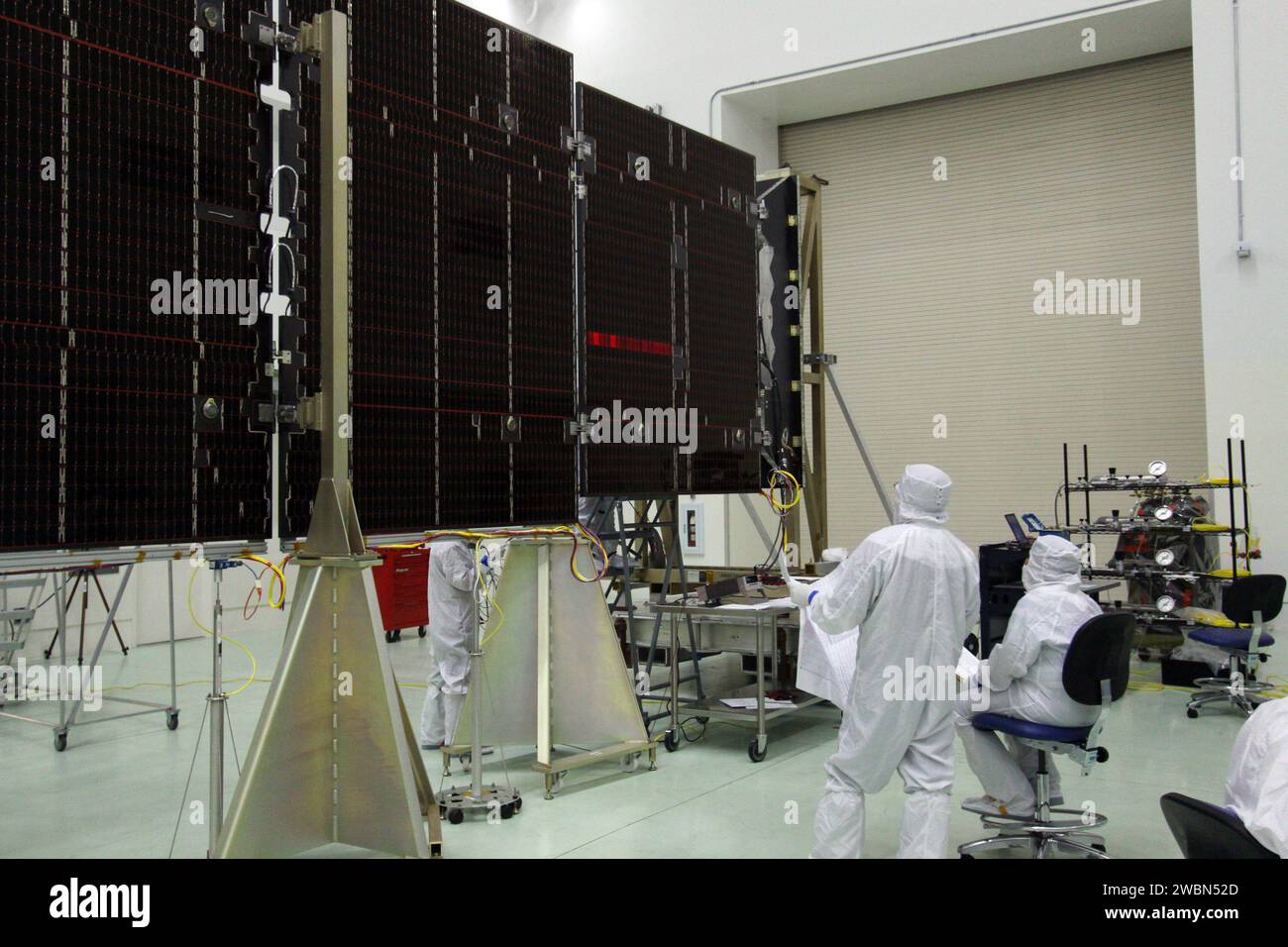 CAPE CANAVERAL, Fla. -- Technicians in the Astrotech payload processing ...