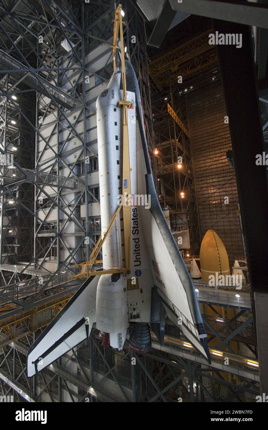 Sts 135 atlantis lift hi-res stock photography and images - Alamy