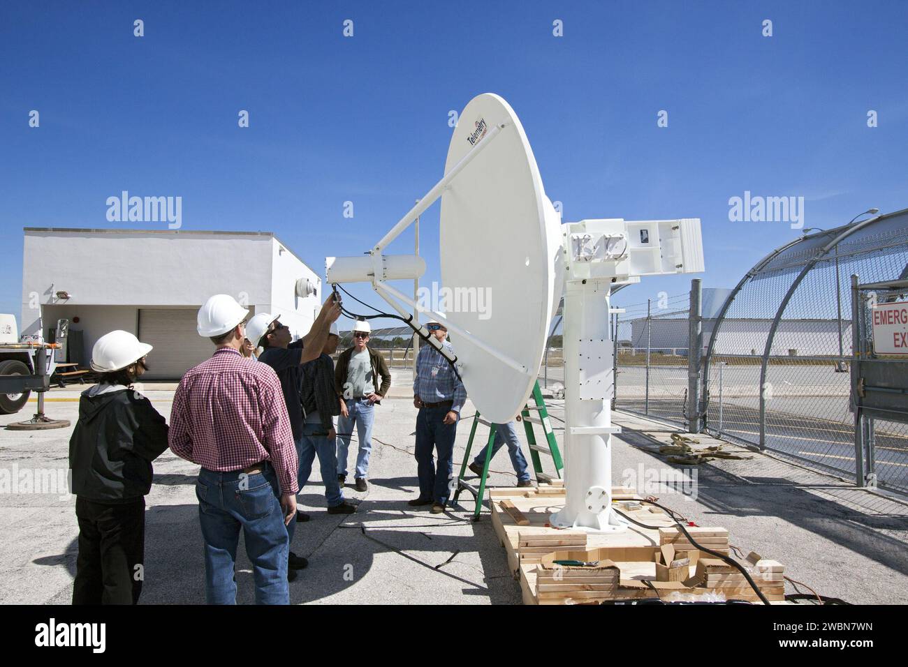 CAPE CANAVERAL, Fla. Workers prepare to install a new parabolic