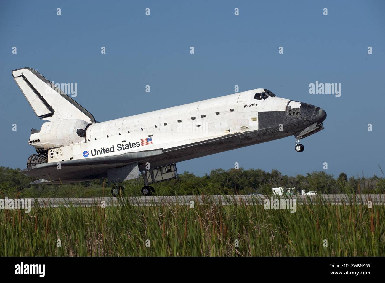 Space Shuttle Atlantis lands on Runway 33 at Kennedy Space Center ...