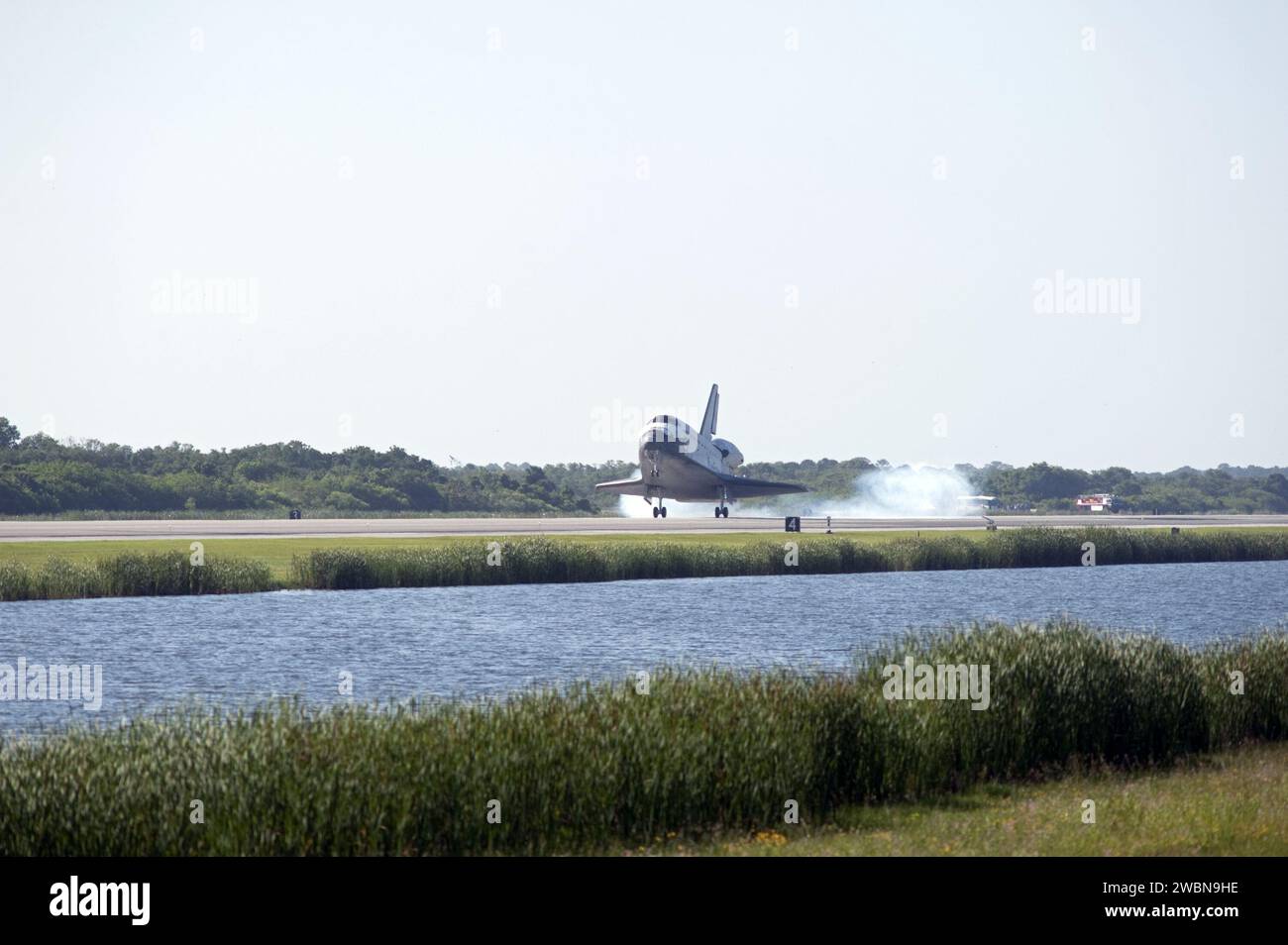 Space shuttle Atlantis lands at Kennedy Space Center's Runway 33 ...