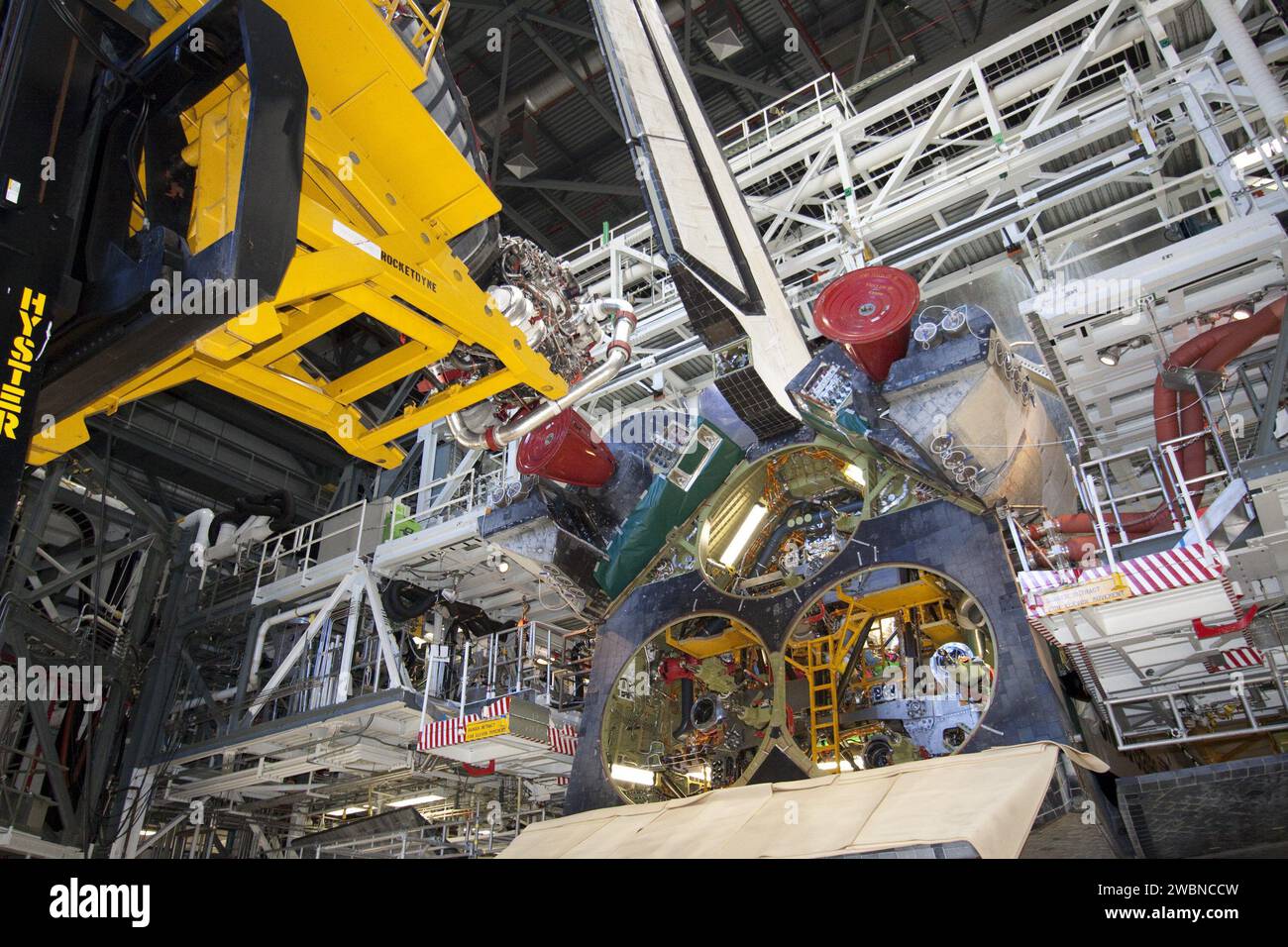 CAPE CANAVERAL, Fla. Technicians complete the removal of main engine