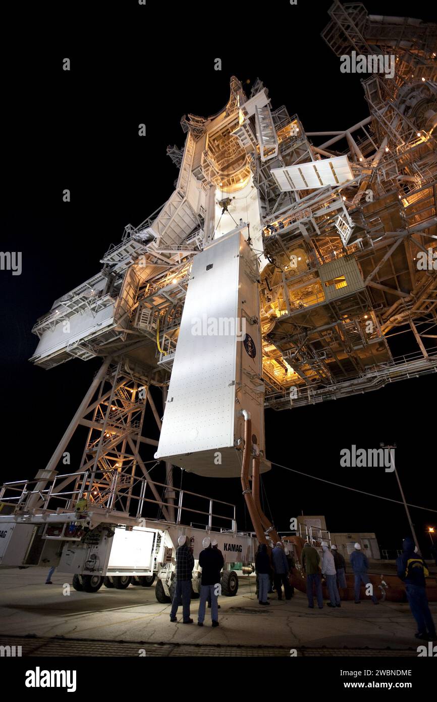 Cargo handling space vertical hi-res stock photography and images - Alamy