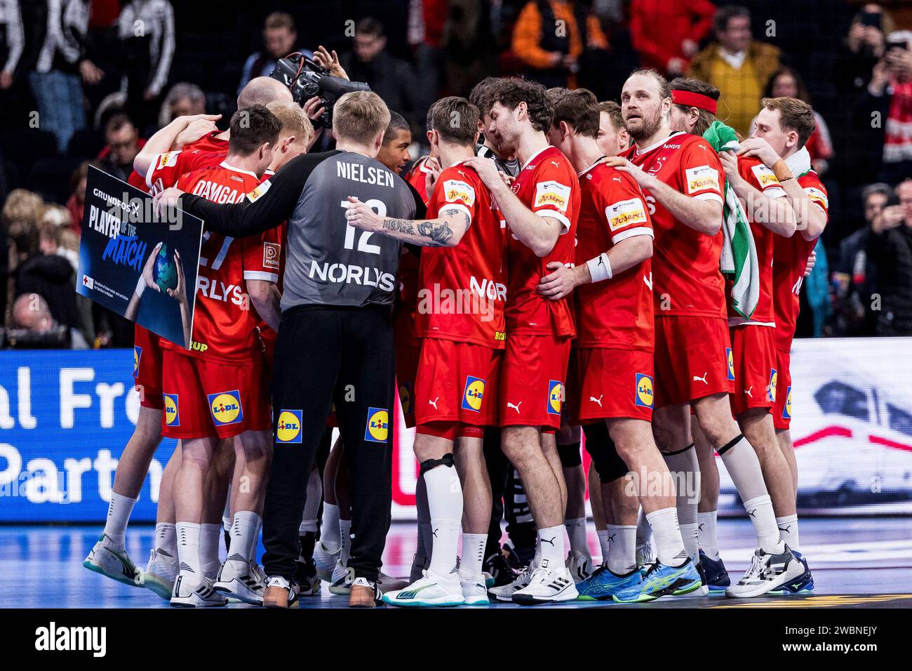 teamkreis-der-d-nen-nach-dem-sieg-men-s-ehf-euro-2024-d-nemark