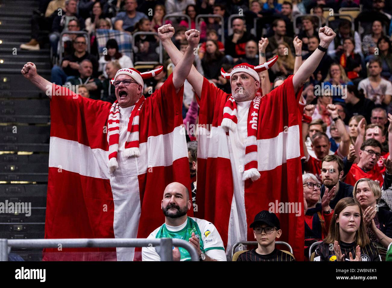 Jubelnde D nische Fans MEN S EHF EURO 2024 D nemark Tschechien Jubelnde D nische Fans MEN S EHF EURO 2024 D nemark Tschechien