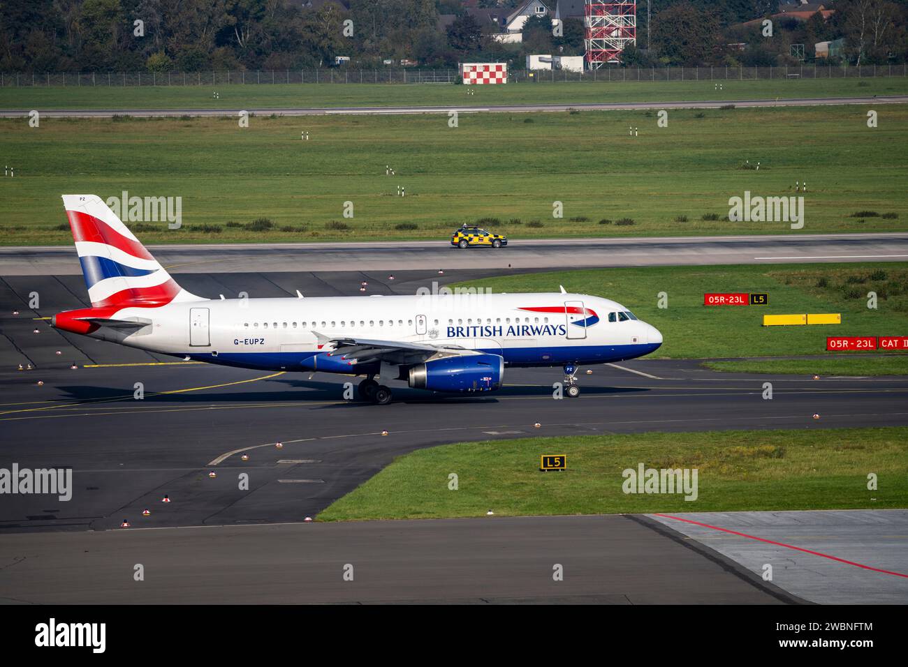 Düsseldorf Airport, aircraft on the taxiway, British Airways Airbus A319-100, G-EUPZ Stock Photo