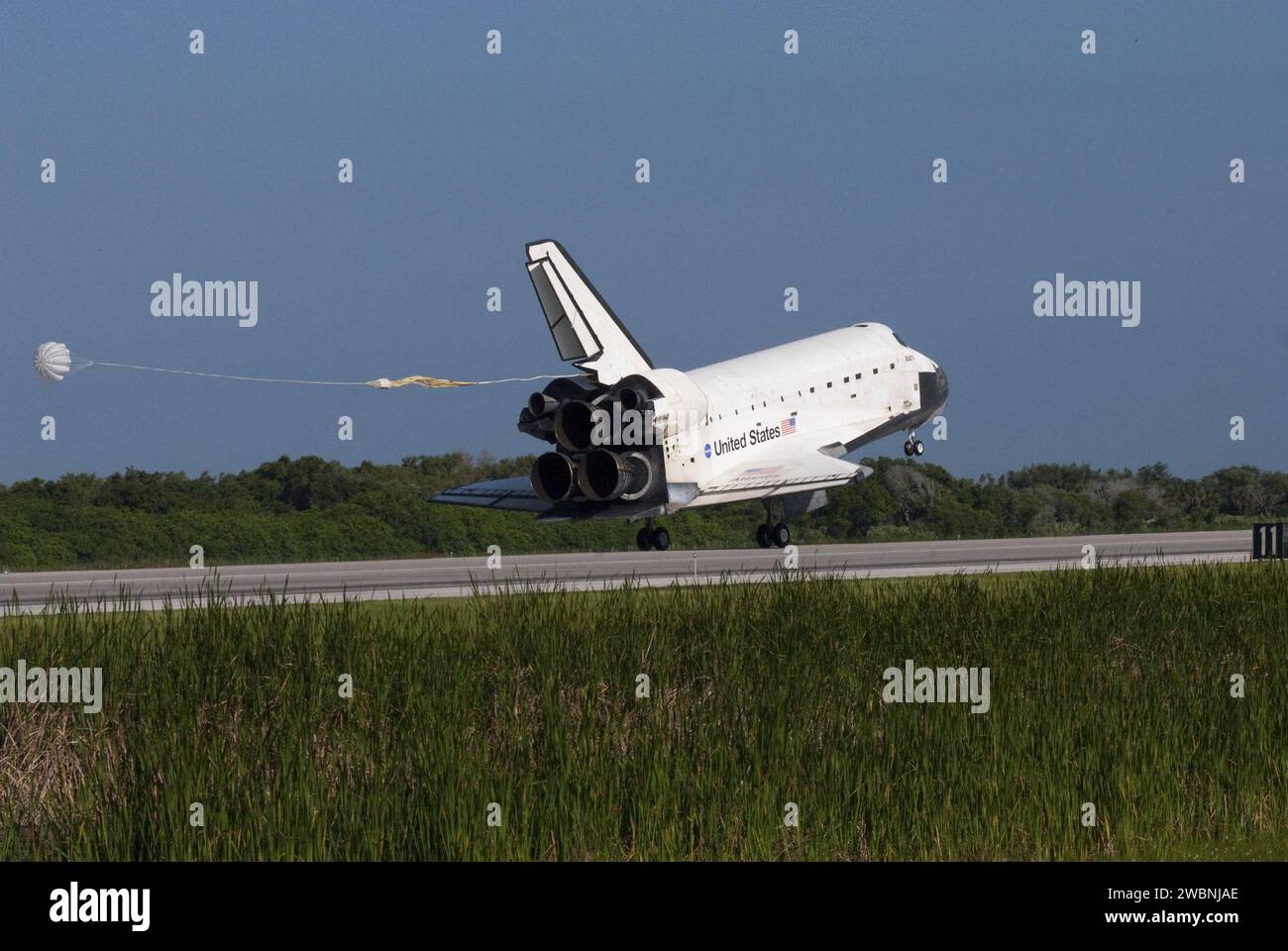 Space shuttle atlantis landing drag chute hi-res stock photography and ...
