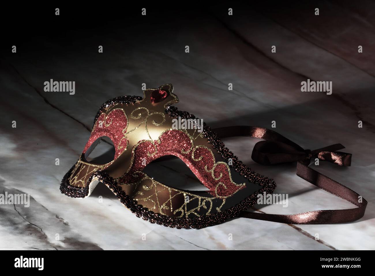 White and gold costume hi-res stock photography and images - Alamy