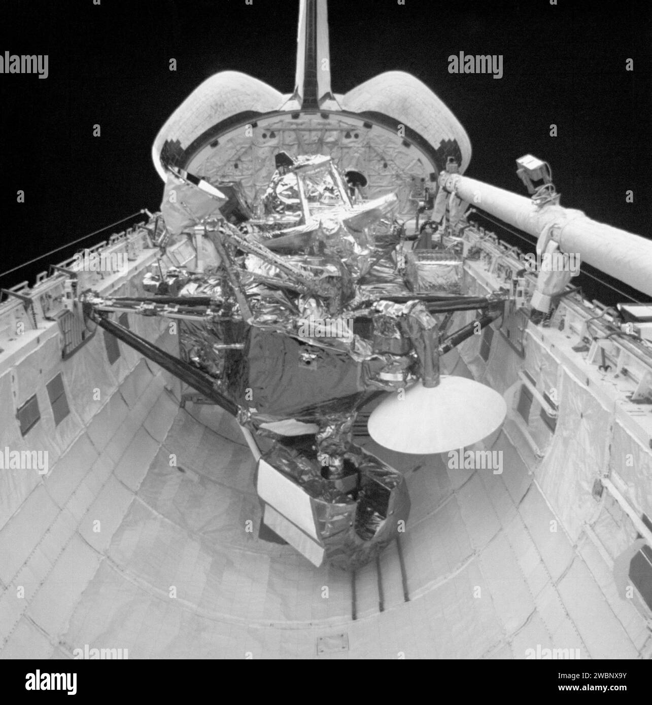 S48-E-013 (15 Sept 1991) ---  The Upper Atmosphere Research Satellite (UARS) in the payload bay of the earth- orbiting Discovery.  UARS is scheduled for deploy on flight day three of the STS-48 mission.  Data from UARS will enable scientists to study ozone depletion in the stratosphere, or upper atmosphere.  This image was transmitted by the Electronic Still Camera (ESC), Development Test Objective (DTO) 648.  The ESC is making its initial appearance on a Space Shuttle flight.   Electronic still photography is a new technology that enables a camera to electronically capture and digitize an ima Stock Photo