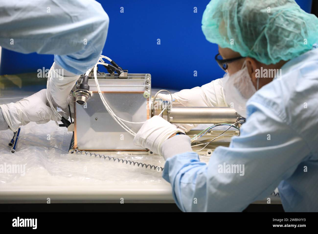 Engineers and technicians at NASA’s Kennedy Space Center in Florida install the radiator for the Mass Spectrometer Observing Lunar Operations (MSolo) instrument inside the Space Station Processing Facility on Sept. 25, 2020. MSolo will help analyze the chemical makeup of landing sites on the Moon, as well as study water on the lunar surface. The radiator will help keep the instrument’s temperature stable in the extreme heat and cold it will encounter. MSolo instruments are scheduled to launch on multiple robotic missions as part of NASA’s Commercial Lunar Payload Services (CLPS), with the firs Stock Photo
