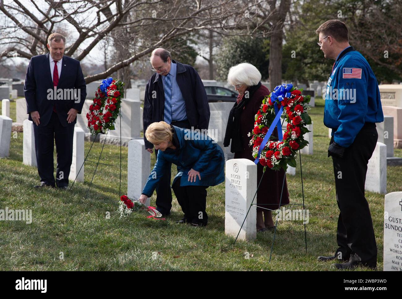 NASA Deputy Administrator Jim Morhard, left, and NASA astronaut Doug Wheelock, right, look on as June Scobee Rodgers, widow of Challenger commander Richard Scobee, Chuck Resnik, brother of Challenger mission specialist Judy Resnik, and Jane Smith Wolcott, widow of Challenger pilot Michael Smith, place flowers at the graves of Apollo 1 astronauts Virgil “Gus” Grissom, and Roger Chaffee as part of NASA’s Day of Remembrance, Thursday, Jan. 30, 2020, at Arlington National Cemetery in Arlington, Va. The wreaths were laid in memory of those men and women who lost their lives in the quest for space e Stock Photo