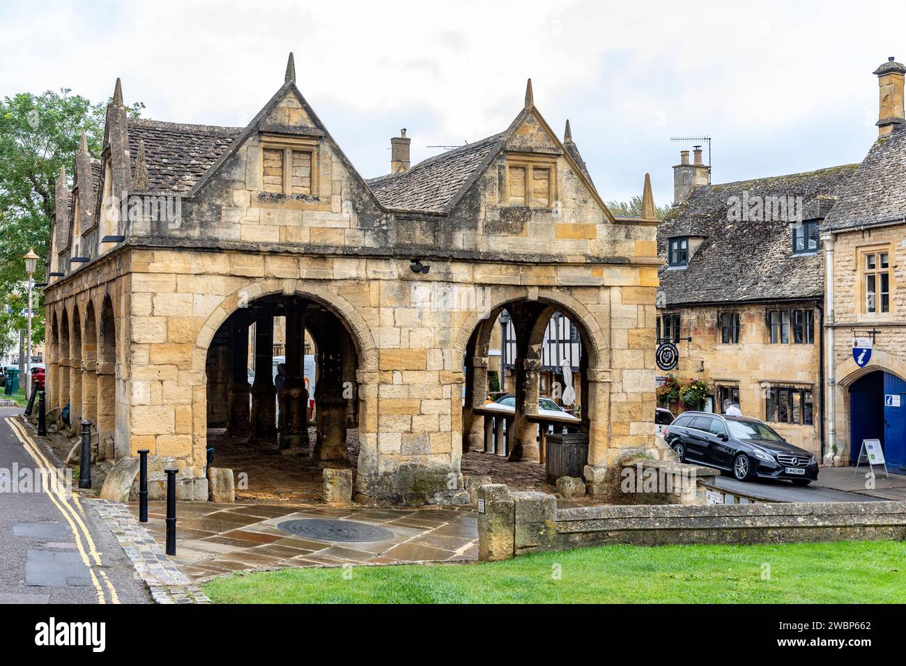 chipping-campden-market-town-in-the-english-cotswolds-17th-century-and
