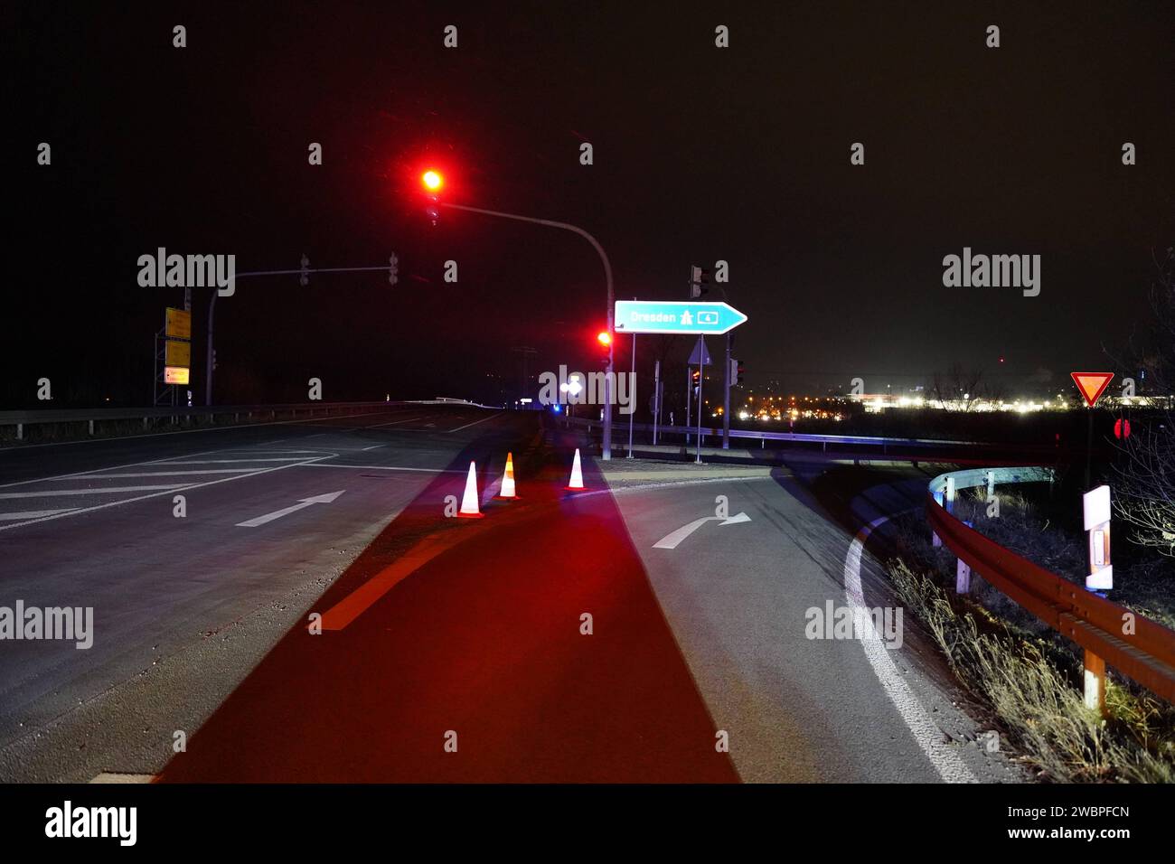 RECORD DATE NOT STATED Bautzen - Bauernprotest gegen Ampelregierung 08.01.2023 gegen 06:00 Uhr Bautzen, Bundesautobahn 4, AS Bautzen Ost, West und Salzenforst Fotograf: LausitzNews.de/Ricardo Herzog Die bundesweiten Proteste von Landwirten am Montag, 8. Januar 2024, haben auch im Landkreis Bautzen zu Verkehrsbehinderungen geführt. So sind an allen Auffahrten zur A4 in der Zeit von 5.00 bis 17.00 Uhr Protestaktionen angekündigt. Hier wird mit rund 300 Fahrzeugen gerechnet. Es kann an den Auffahrten zur Autobahn zu Verzögerungen kommen. Die Sicherstellung freier Wege für Rettungs- und Einsatzkrä Stock Photo