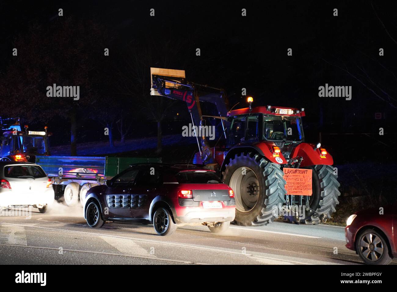 RECORD DATE NOT STATED Bautzen - Bauernprotest gegen Ampelregierung 08.01.2023 gegen 06:00 Uhr Bautzen, Bundesautobahn 4, AS Bautzen Ost, West und Salzenforst Fotograf: LausitzNews.de/Ricardo Herzog Die bundesweiten Proteste von Landwirten am Montag, 8. Januar 2024, haben auch im Landkreis Bautzen zu Verkehrsbehinderungen geführt. So sind an allen Auffahrten zur A4 in der Zeit von 5.00 bis 17.00 Uhr Protestaktionen angekündigt. Hier wird mit rund 300 Fahrzeugen gerechnet. Es kann an den Auffahrten zur Autobahn zu Verzögerungen kommen. Die Sicherstellung freier Wege für Rettungs- und Einsatzkrä Stock Photo