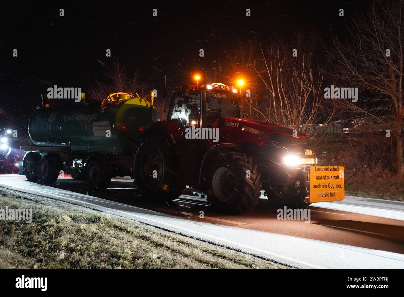 RECORD DATE NOT STATED Bautzen - Bauernprotest gegen Ampelregierung 08.01.2023 gegen 06:00 Uhr Bautzen, Bundesautobahn 4, AS Bautzen Ost, West und Salzenforst Fotograf: LausitzNews.de/Ricardo Herzog Die bundesweiten Proteste von Landwirten am Montag, 8. Januar 2024, haben auch im Landkreis Bautzen zu Verkehrsbehinderungen geführt. So sind an allen Auffahrten zur A4 in der Zeit von 5.00 bis 17.00 Uhr Protestaktionen angekündigt. Hier wird mit rund 300 Fahrzeugen gerechnet. Es kann an den Auffahrten zur Autobahn zu Verzögerungen kommen. Die Sicherstellung freier Wege für Rettungs- und Einsatzkrä Stock Photo