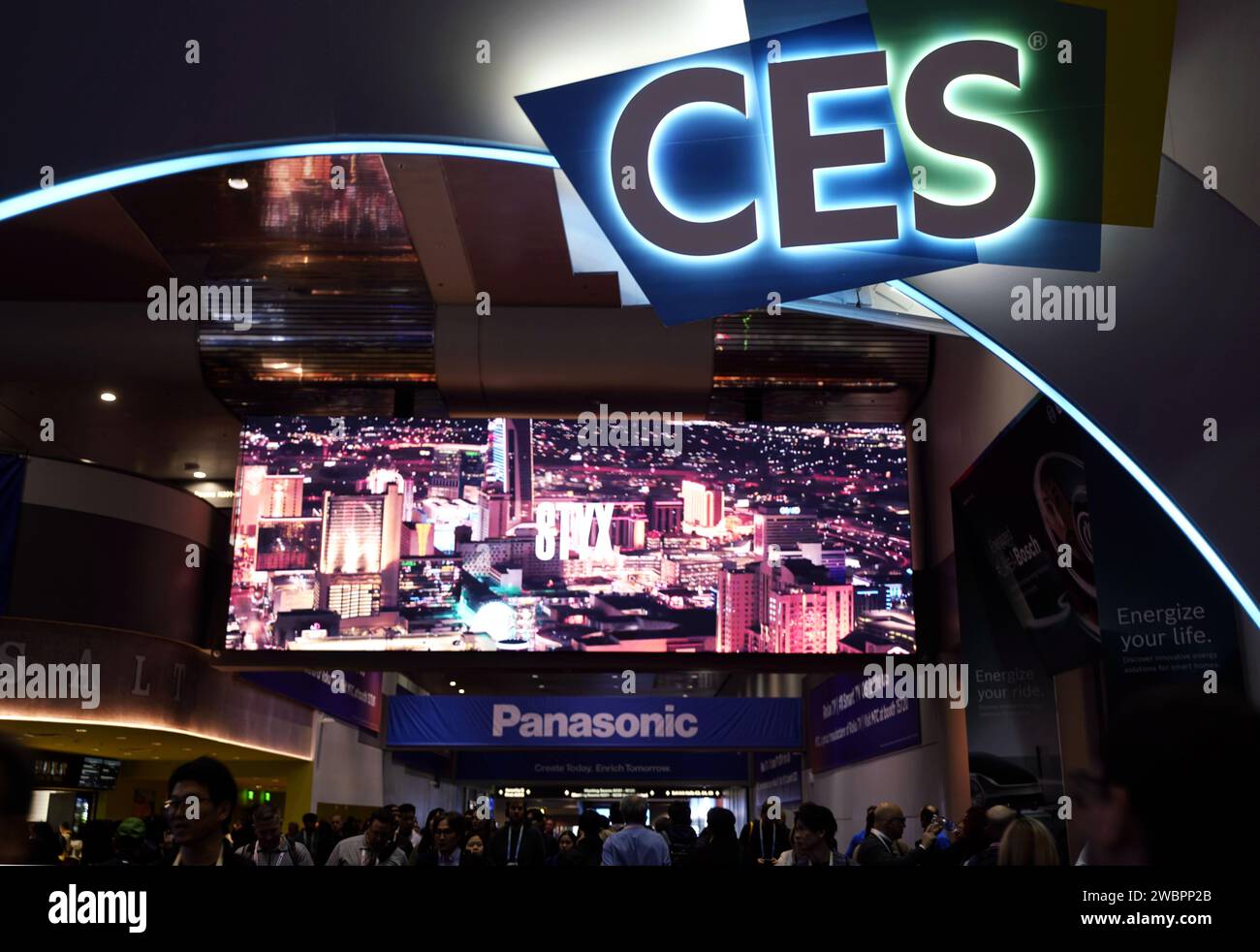 Las Vegas USA 11th Jan 2024 People Visit The 2024 Consumer   Las Vegas Usa 11th Jan 2024 People Visit The 2024 Consumer Electronics Show Ces In Las Vegas The United States Jan 11 2024 The Annual Show Running In The Us City Of Las Vegas From Tuesday To Friday Draws More Than 130000 Attendees And Over 4000 Exhibitors From More Than 150 Countries And Regions Including Over 1200 Startups Credit Wu Xiaolingxinhuaalamy Live News 2WBPP2B 