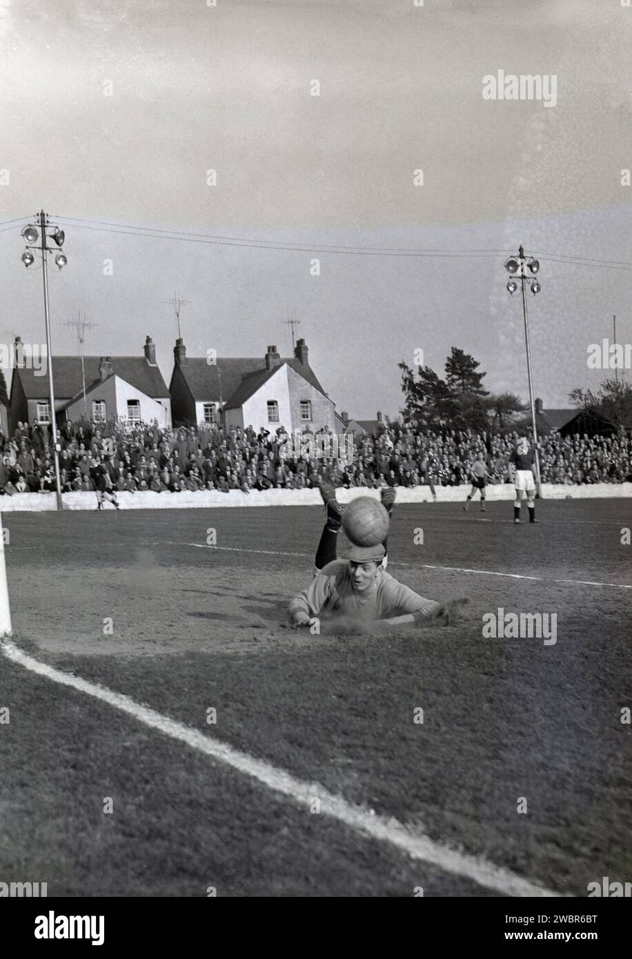 1960, historical, football match, Oxford United playing Chelmsford City at the Manor Ground, Oxford, England.  Formed as Headington F. C in 1893 they became Headington United in 1911 and then Oxford United in 1960 when they were in the Premier division of the Southern League, which they won two seasons on a row. In 1962 they were elected (promoted) to the Football League Fourth Division after Accrington Stanley were declared bankrupt and vacated their place. Stock Photo