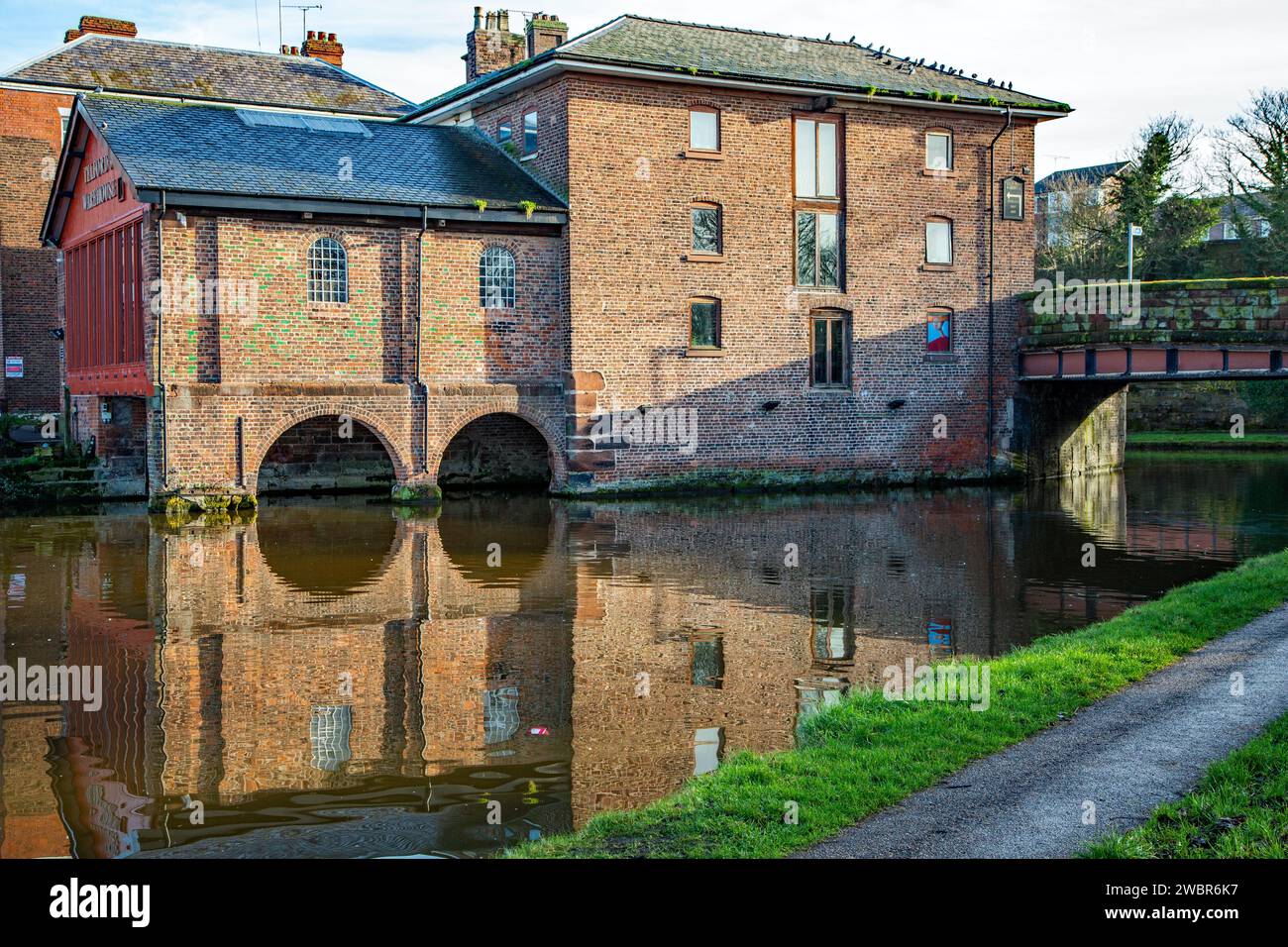 Telfords warehouse, a former canal side warehouse on the Shropshire union canal in the Cheshire city of Chester England UK now a bar and restaurant Stock Photo