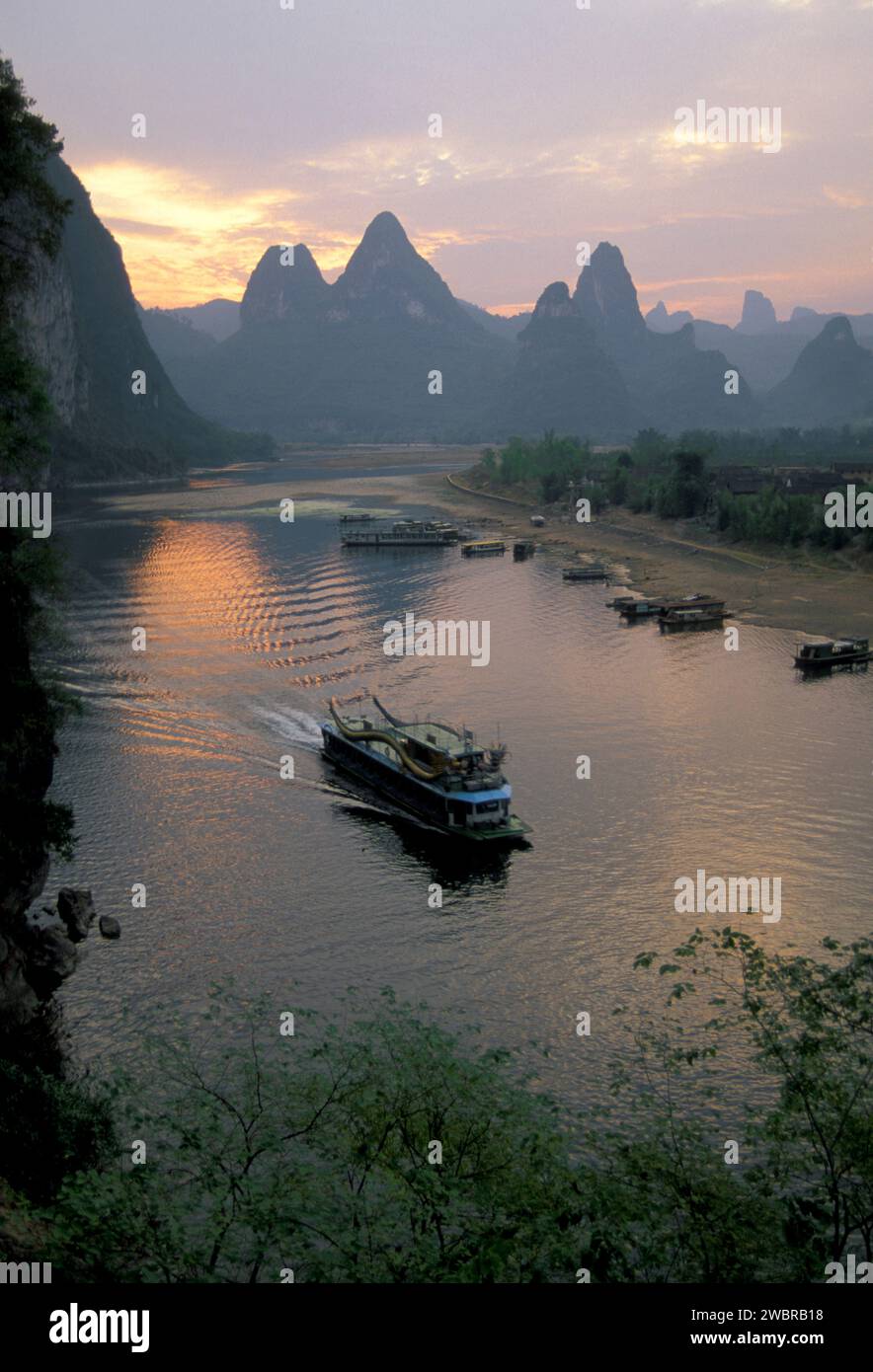 Li river karst boat hi-res stock photography and images - Alamy