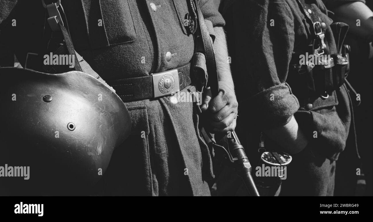 Ww2 soldier Black and White Stock Photos & Images - Alamy