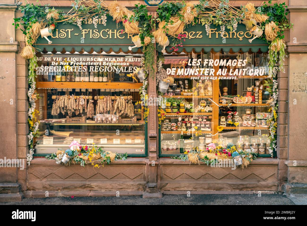 Geschäft mit regionalen Lebensmittel in Ribeauville, Elsass, Frankreich  |  Regional groceries store in Ribeauville, Alsace, France Stock Photo