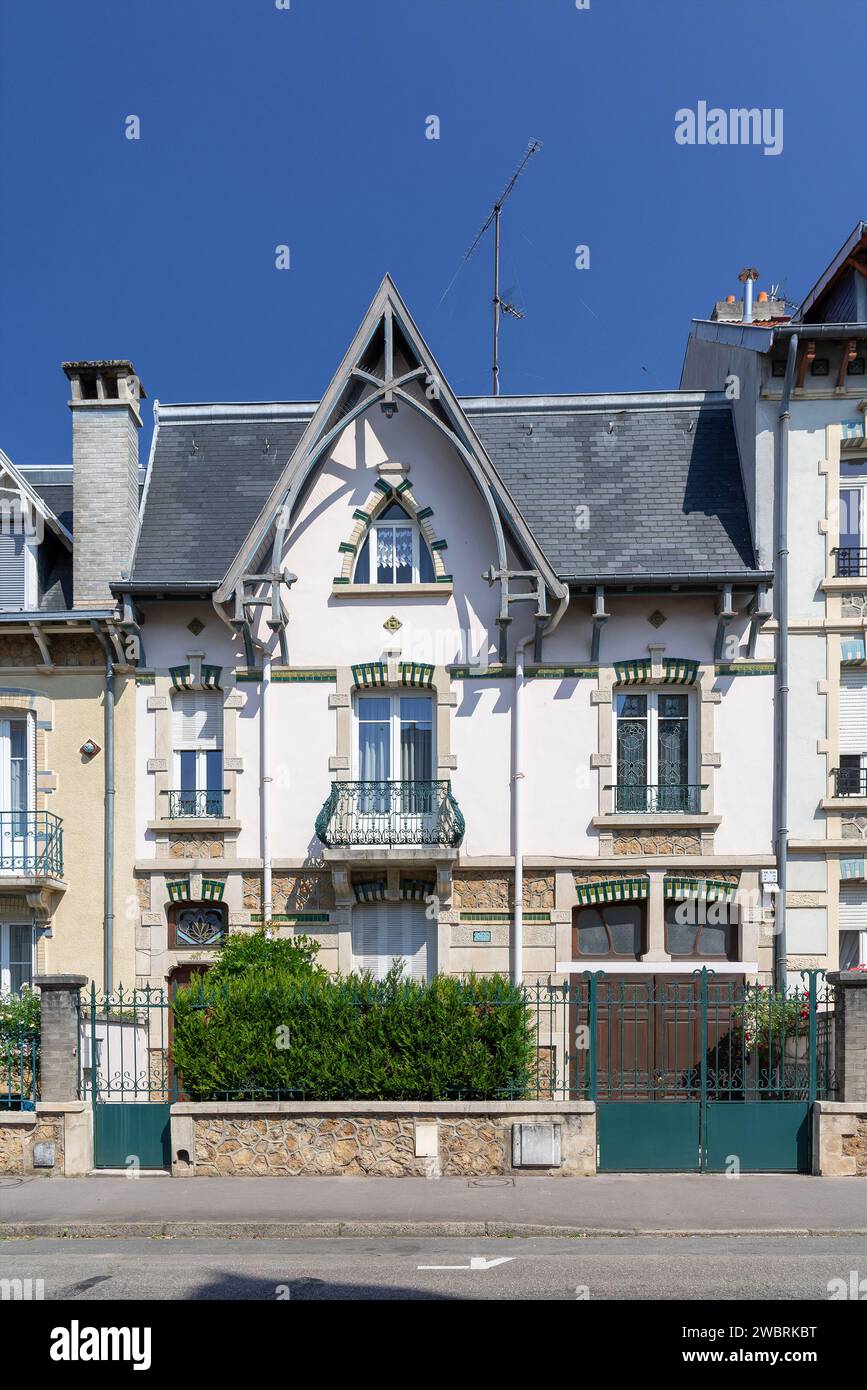 Nancy, France - Focus on the Art Nouveau style facade of a house build in the 20th century in the street Félix-Faure in Nancy. Stock Photo