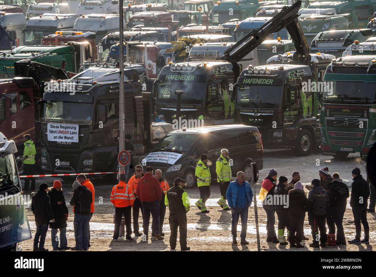 LKW-Protestkundgebung auf der Theresienwiese, München, 12. Januar 2024 Deutschland, München, 12. Januar 2024, LKW-Protest-Kundgebung auf der Theresienwiese, Hunderte LKWs bei Protest gegen die Politik der Bundesregierung, organisiert vom Landesverband Bayerischer Transport- und Logistikunternehmen LBT, protestieren gegen Belastungen durch das neue Mautgesetz, Politik, Bayern, *** Truck protest rally on the Theresienwiese, Munich, 12 January 2024 Germany, Munich, 12 January 2024, Truck protest rally on the Theresienwiese, Hundreds of trucks protest against the policies of the federal government Stock Photo