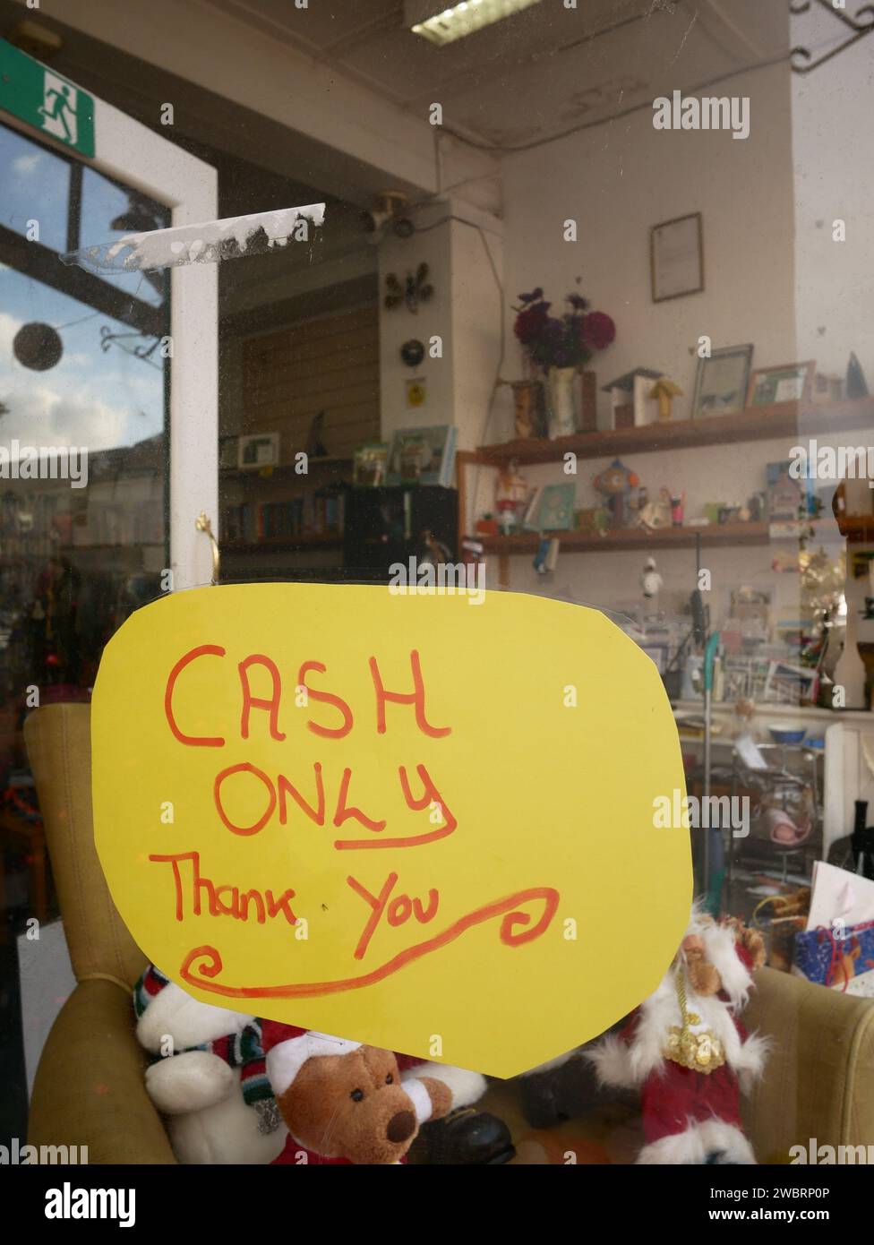 Cash only sign in the window of a charity shop Stock Photo Alamy