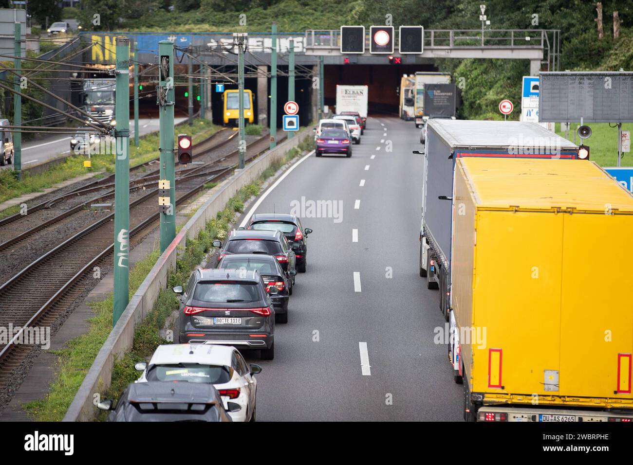 Die Autobahn 40 Ruhrschnellweg bei Essen im Berufsverkehr *** The highway 40 Ruhrschnellweg near