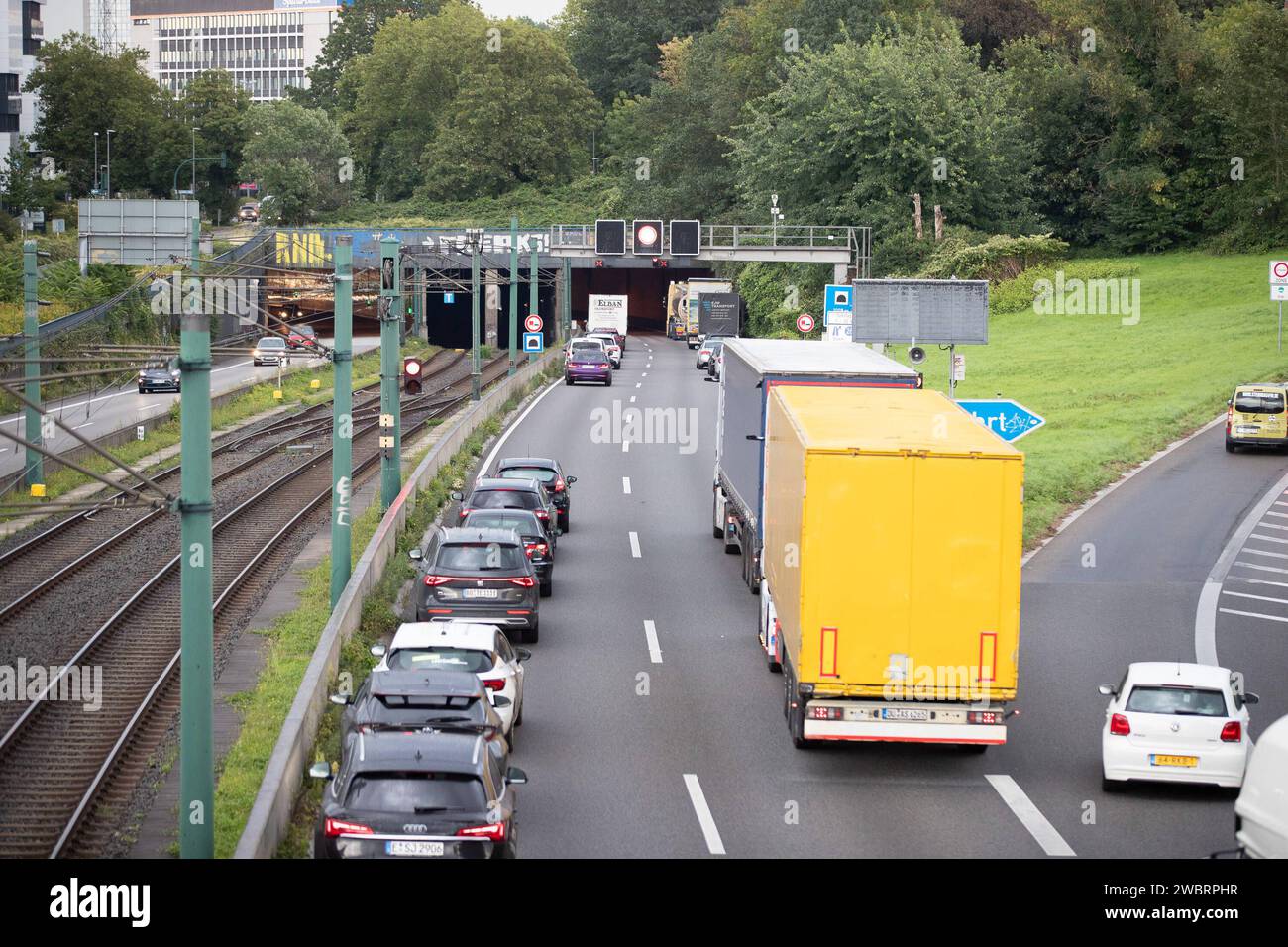 Die Autobahn 40 Ruhrschnellweg bei Essen im Berufsverkehr *** The highway 40 Ruhrschnellweg near