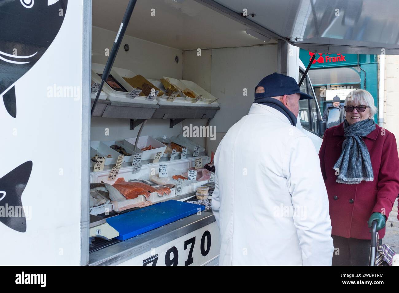 Mobile fishmonger talking to shopper, Outdoor Maret, Cirencester, Gloucestershire, UK Stock Photo