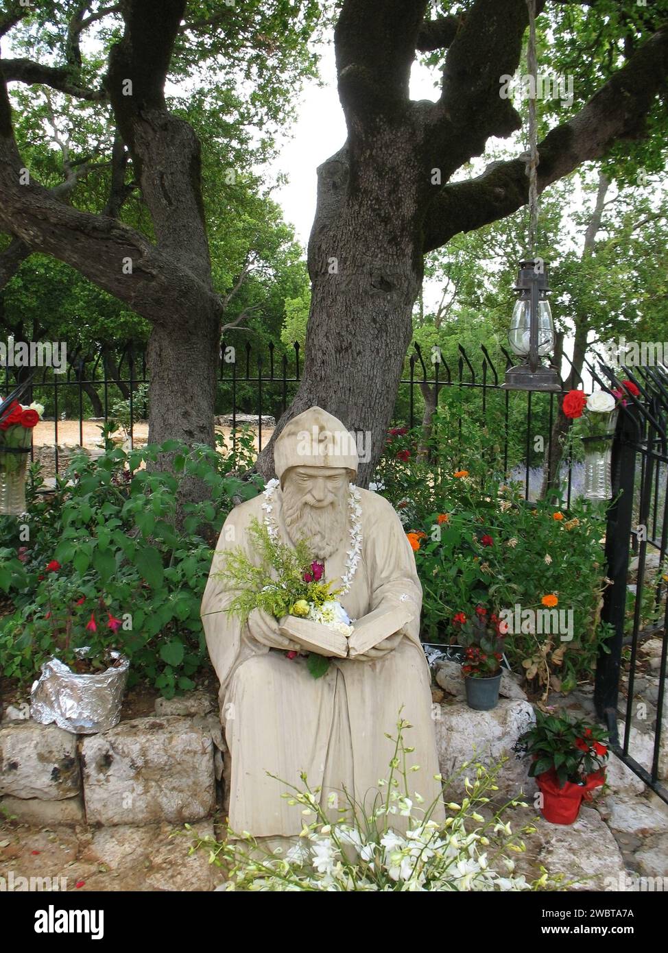 Saint charbel lebanon annaya hi-res stock photography and images ..., حجم الصورة 974x1390