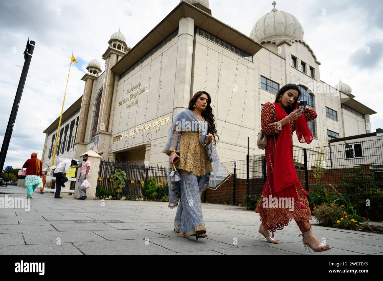 29th August, 2022: Southall, in the borough of Ealing in West London, is home to the largest Punjabi community outside the Indian subcontinent. It has become a hub of Asian culture in the UK, often referred to as Little India. The photograph features Sikh worshippers passing the Gurdwara Sri Guru Singh Sabha temple. Stock Photo