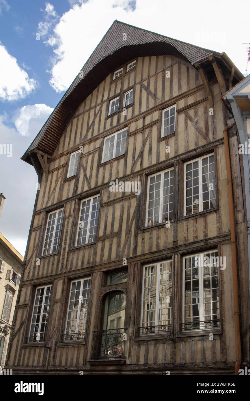 Maison des Chanoines, rue Émile Zola in Troyes, France was rebuilt here on a concrete base in 1969 so the original front door is now up one floor! Stock Photo