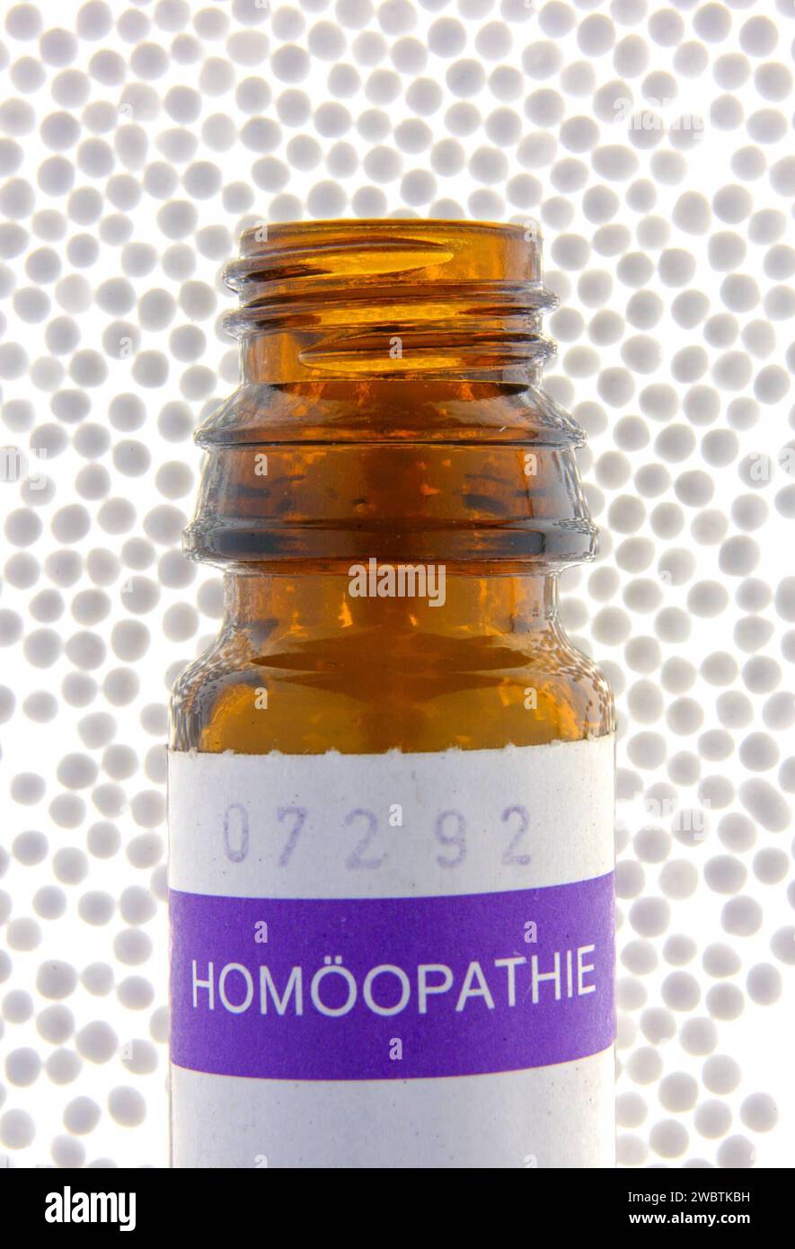 Deutschland - Homoeopathie. Flaeschchen mit Globuli. Themenfoto: Bundesgesundheitsminister Karl Lauterbach will die Finanzierung homöopathischer Mittel als Kassenleistung streichen. Homoeopathie, Flaeschchen mit Globuli *** Germany Homoeopathy Flaeschchen mit Globuli Theme photo Federal Health Minister Karl Lauterbach wants to abolish the financing of homeopathic remedies as a health insurance benefit Homoeopathy, Flaeschchen mit Globuli Stock Photo