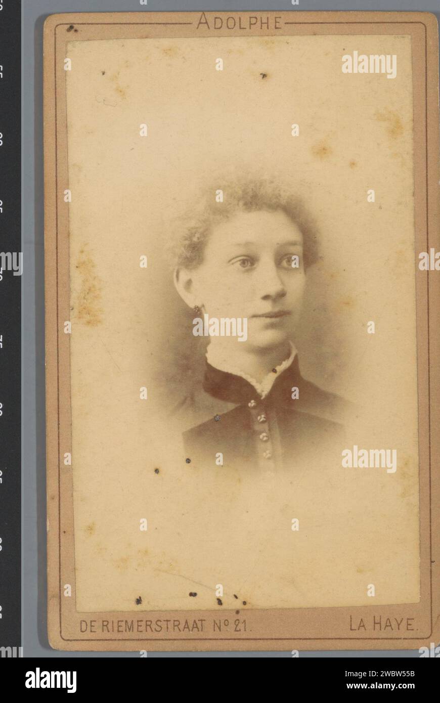 Portrait of an unknown young woman, Adolphe Zimmermans, 1885 - 1913 Photograph. visit card  The Hague paper. cardboard albumen print adolescent, young woman, maiden. anonymous historical person portrayed The Hague Stock Photo