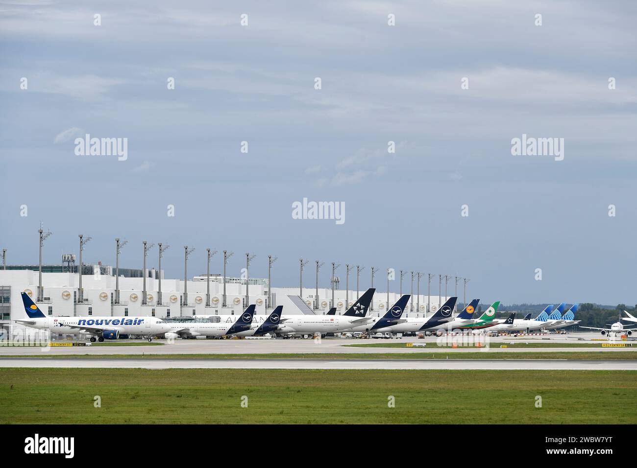 line up, terminal 2, Lufthansa, star alliance, Eva air, united airlines