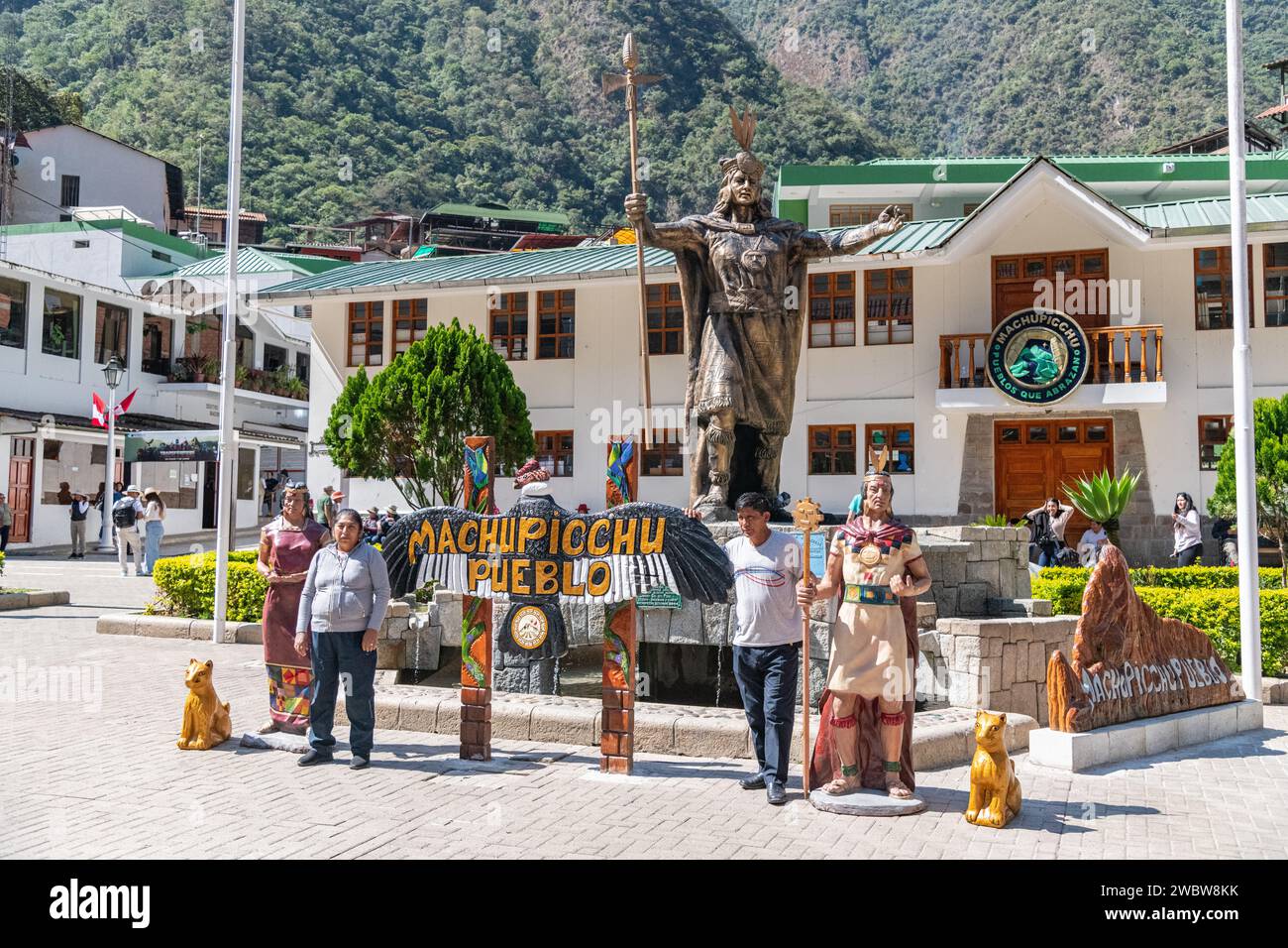 The statue of Inca Emperor Pachacutec / Pachacuti in the main square plaza of the town of Aguas Calientes near Machu Picchu in Peru Stock Photo
