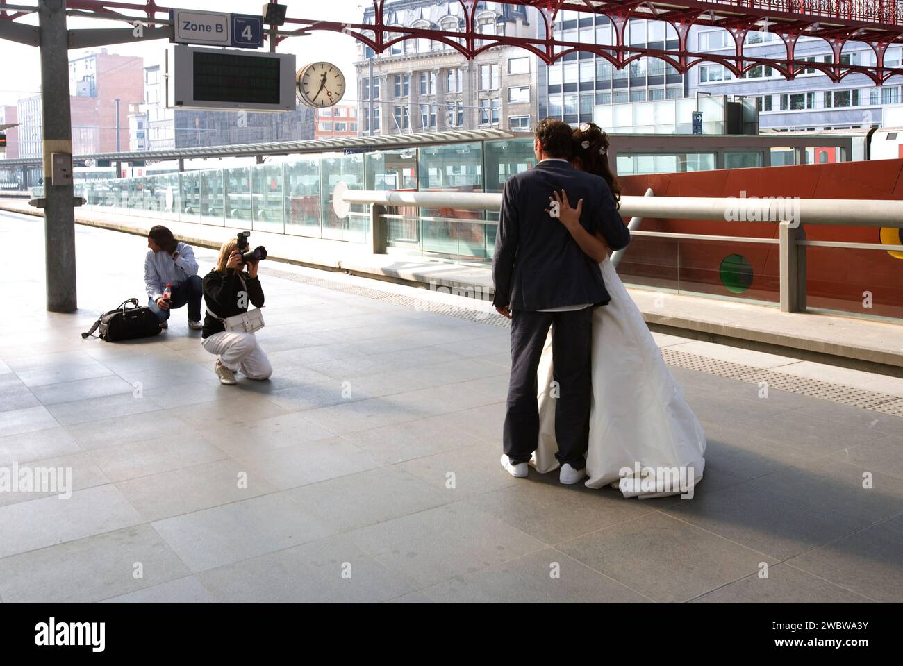 Wedding photographer, Antwerpen-Centraal railway station, upper level, Koningin Astridplein, Antwerp,  Flanders, Belgium, Europe Stock Photo