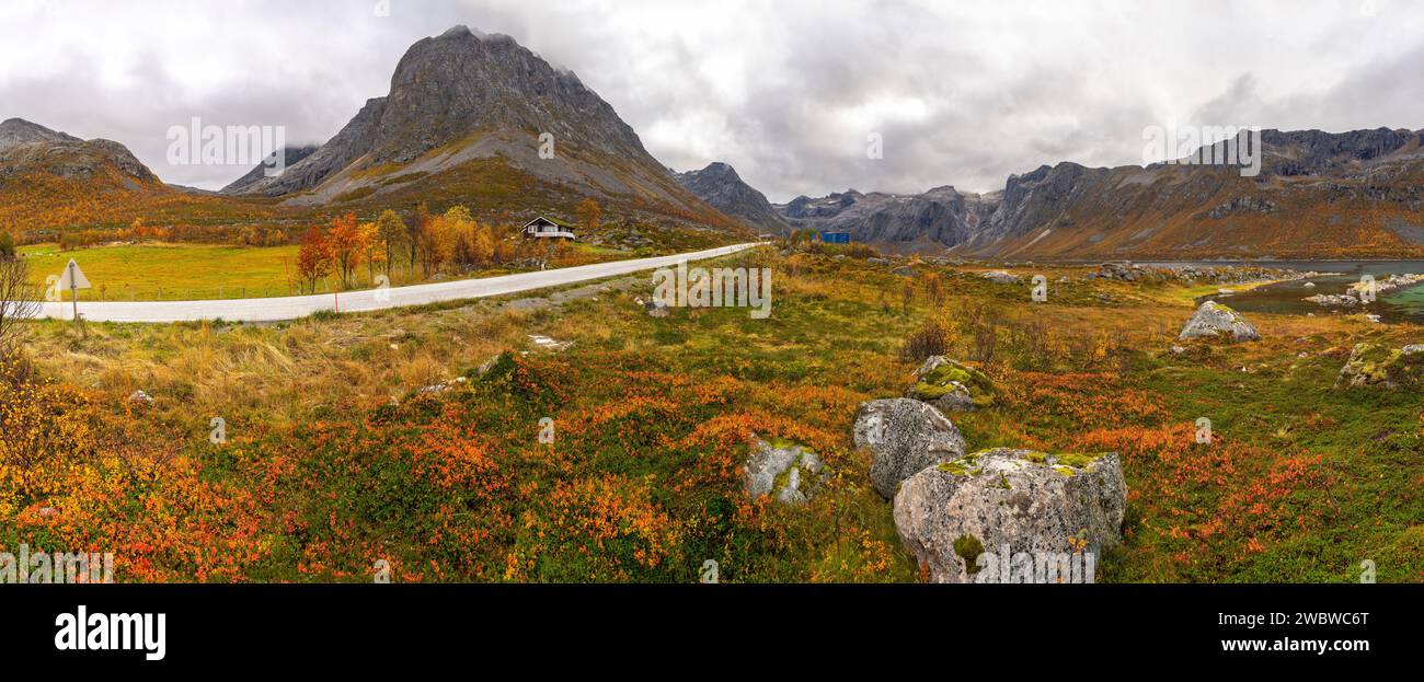 Panorama, Haus am See, Ferienhaus am Meer, Herbststimmung in Norwegen, Ruhe am Strand des Atlantik, Meerblick und Herbstfarben Stock Photo