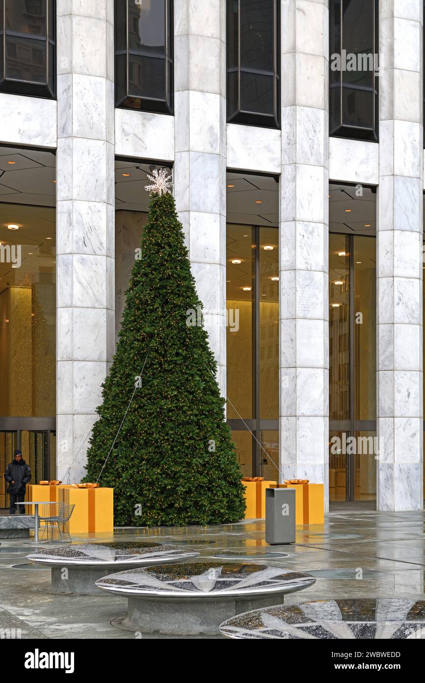 Christmas in New York City. Christmas tree near Apple 5th Avenue store Stock Photo