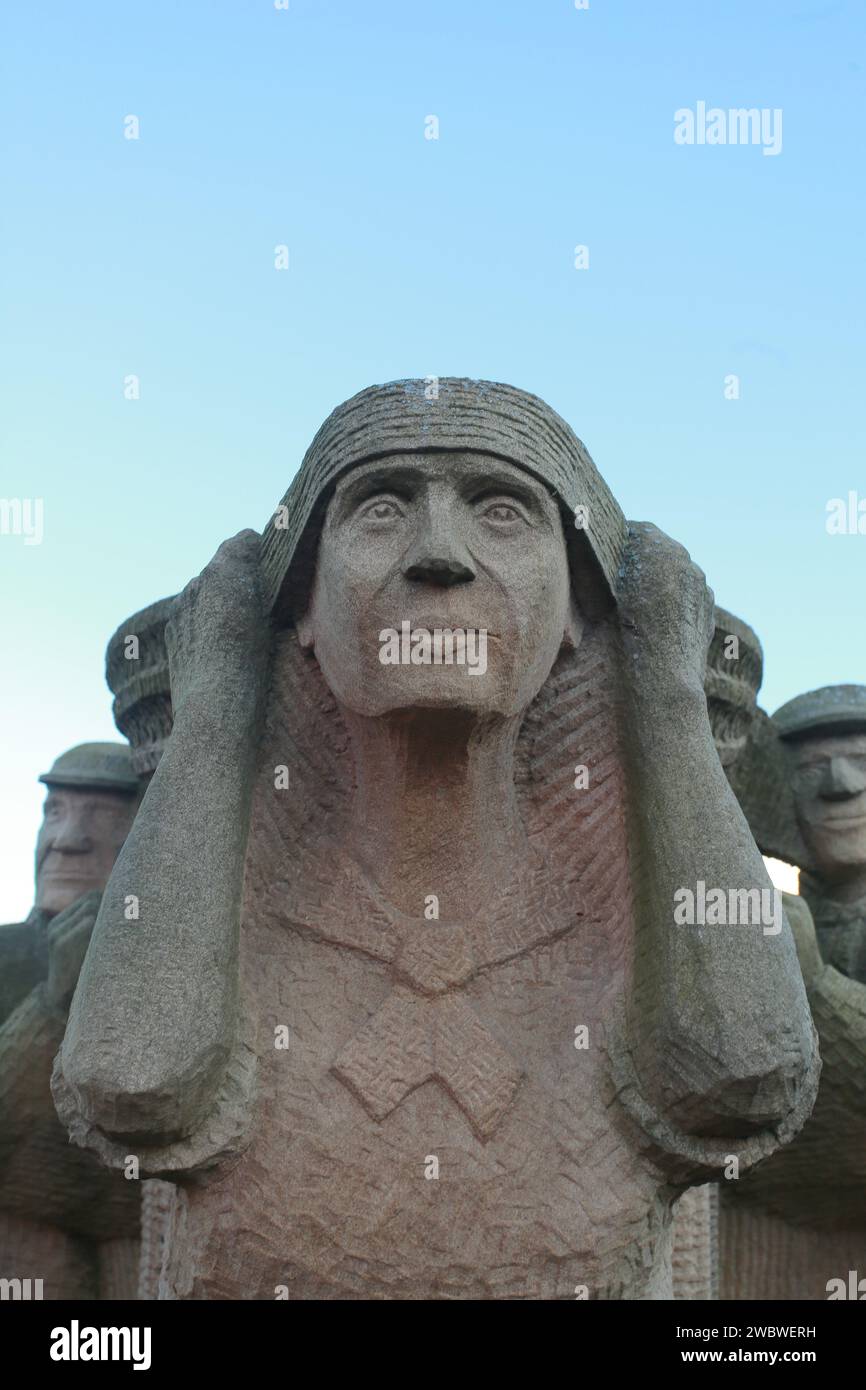 Sandstone statue of the Creel Loaders by Gardner Molloy, Dunbar, East