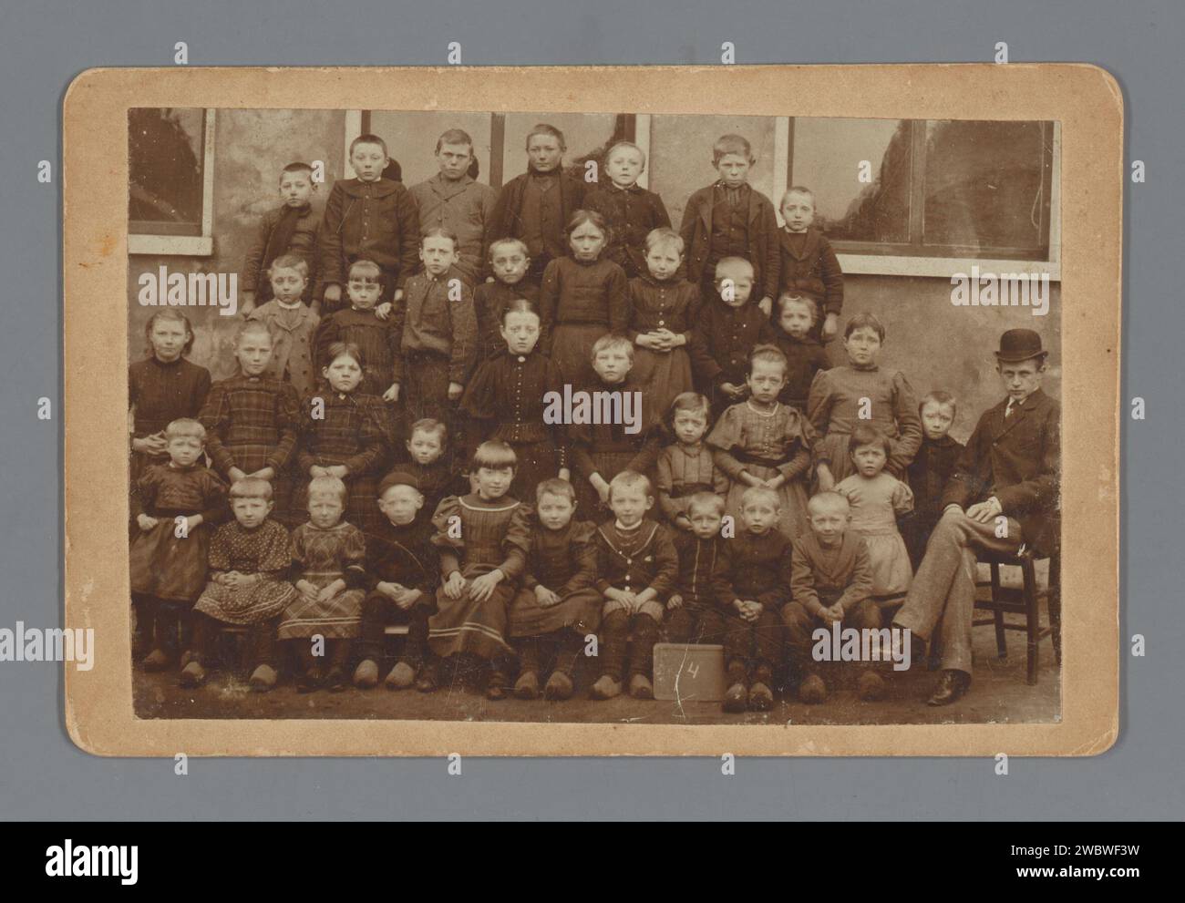 Children in class 1900 hi-res stock photography and images - Alamy