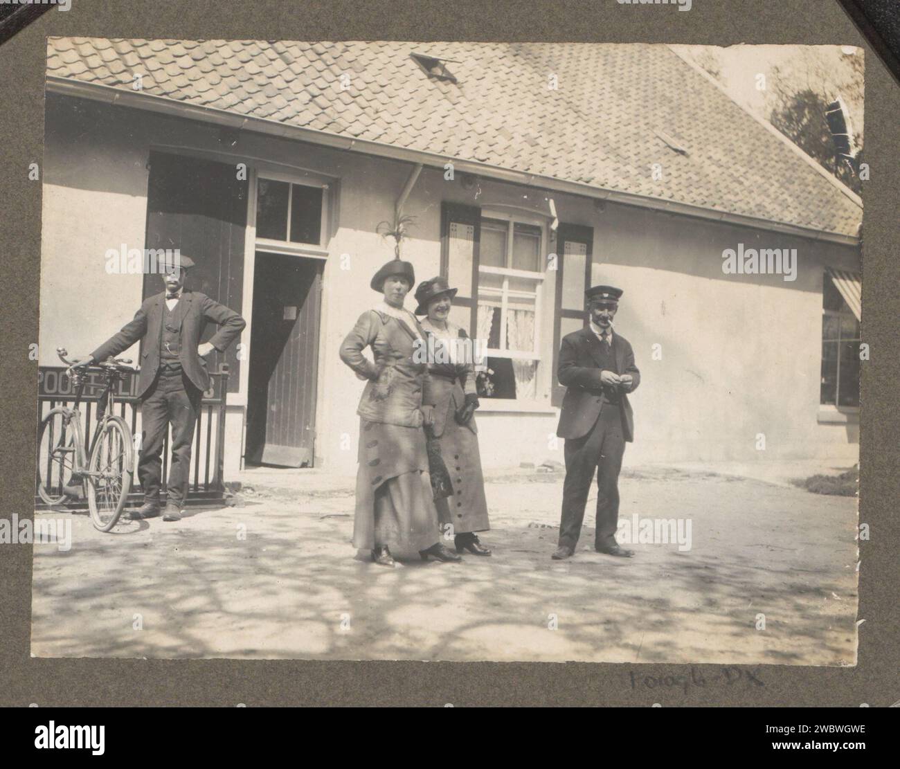 Ranger scene at the Royal Houtvesterij Het Loo: Company with bicycle at a farm, Anonymous, c. 1900 - c. 1925 photograph Part of the photo album of Mr Brams, Opperhoutvester by Queen Wilhelmina at the Royal Houtvesterij Het Loo. Royal Houtvesterij Het Loo photographic support gelatin silver print bicycle. hunting-ground. farm (building) Royal Houtvesterij Het Loo Stock Photo