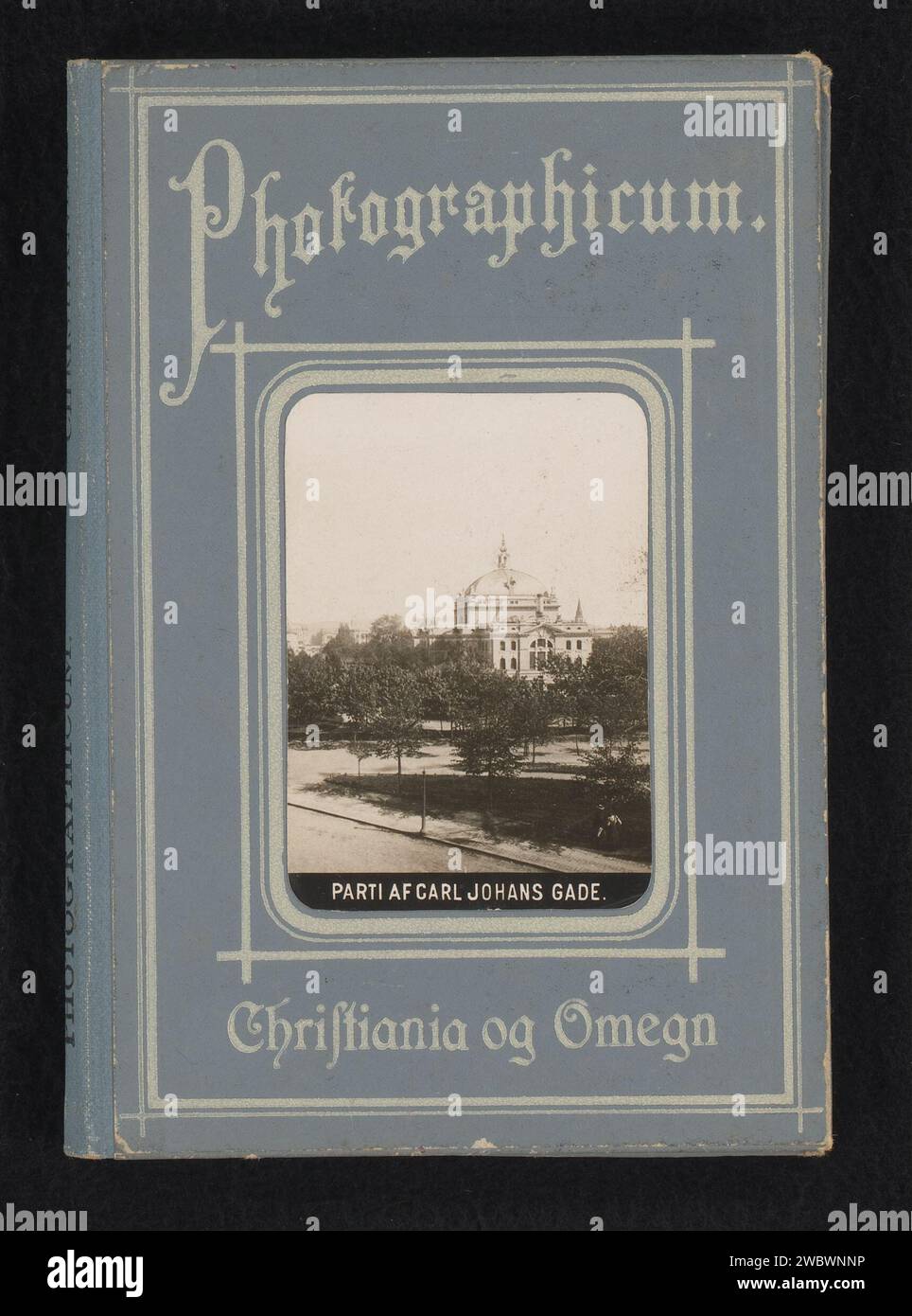 Folder for ten topographical photos of Oslo, Cammeeyers (Possible), 1900 folder (container) Map for ten faces on the city of Oslo, then still under the name Christiania. Called Karl Johans Gate and St. Hanshaugen, among others. Oslo cardboard. photographic support. paper gelatin silver print / decorated paper / printing prospect of city, town panorama, silhouette of city. square, place, circus, etc. Christiania Stock Photo