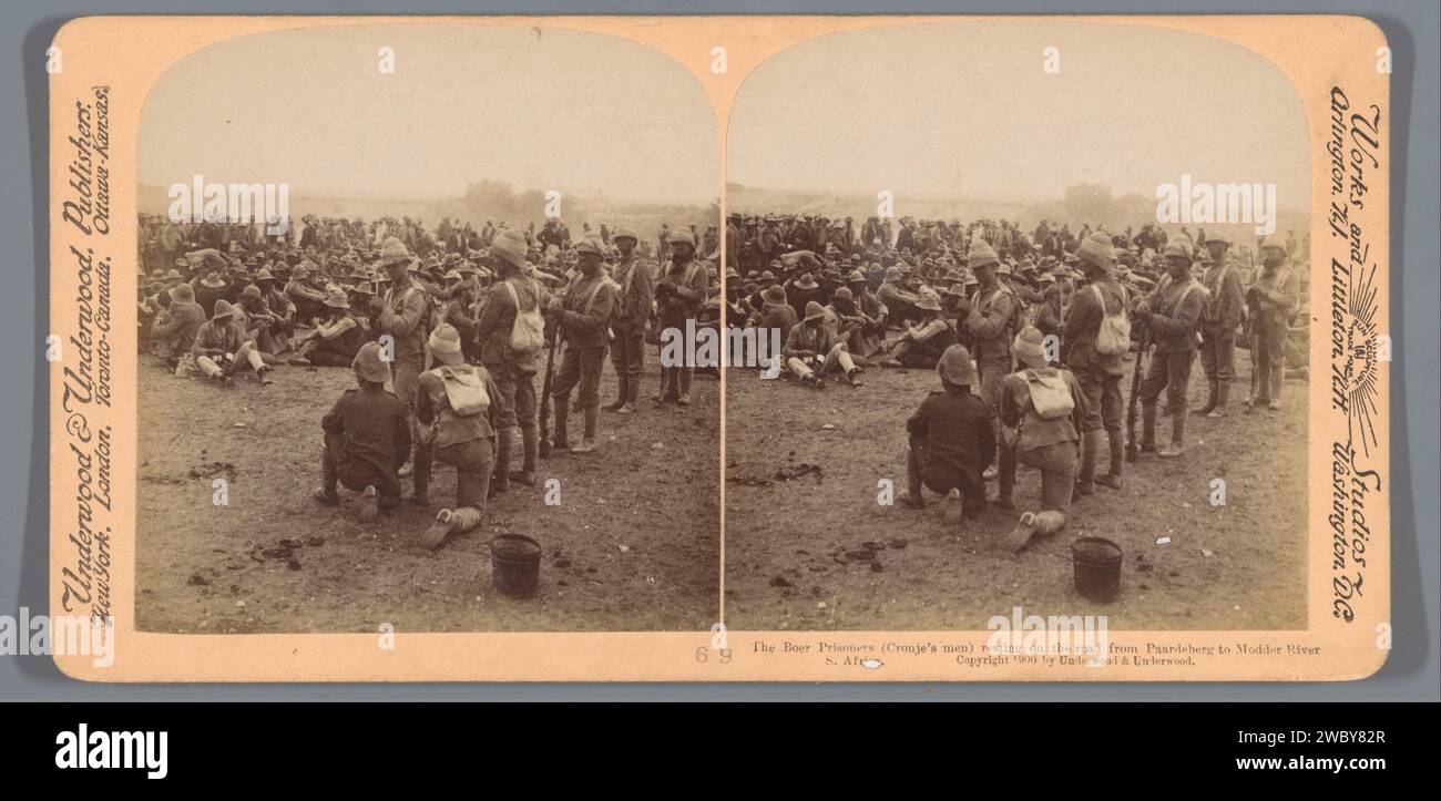 Farmers prisoners rest on the road between Paardeberg and the Mud River, South Africa, Anonymous, 1900 stereograph  Modderrivierpublisher: New York (city) (possibly) cardboard. paper albumen print prisoner of war (after the battle) Modder River Stock Photo